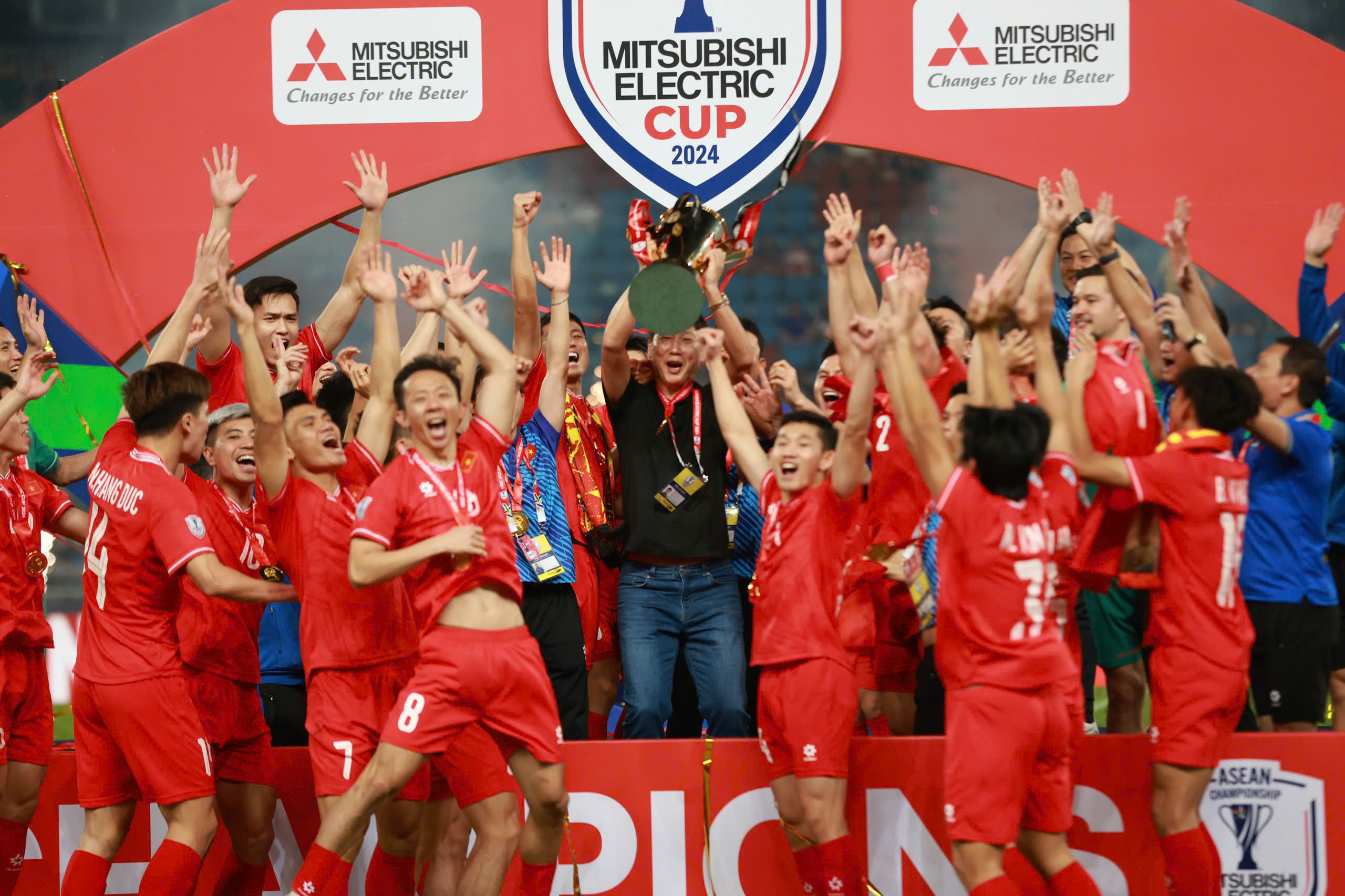 Việt Nam v&ocirc; địch ASEAN Cup, b&aacute;o H&agrave;n Quốc khen HLV Kim Sang-sik hết lời- Ảnh 1.