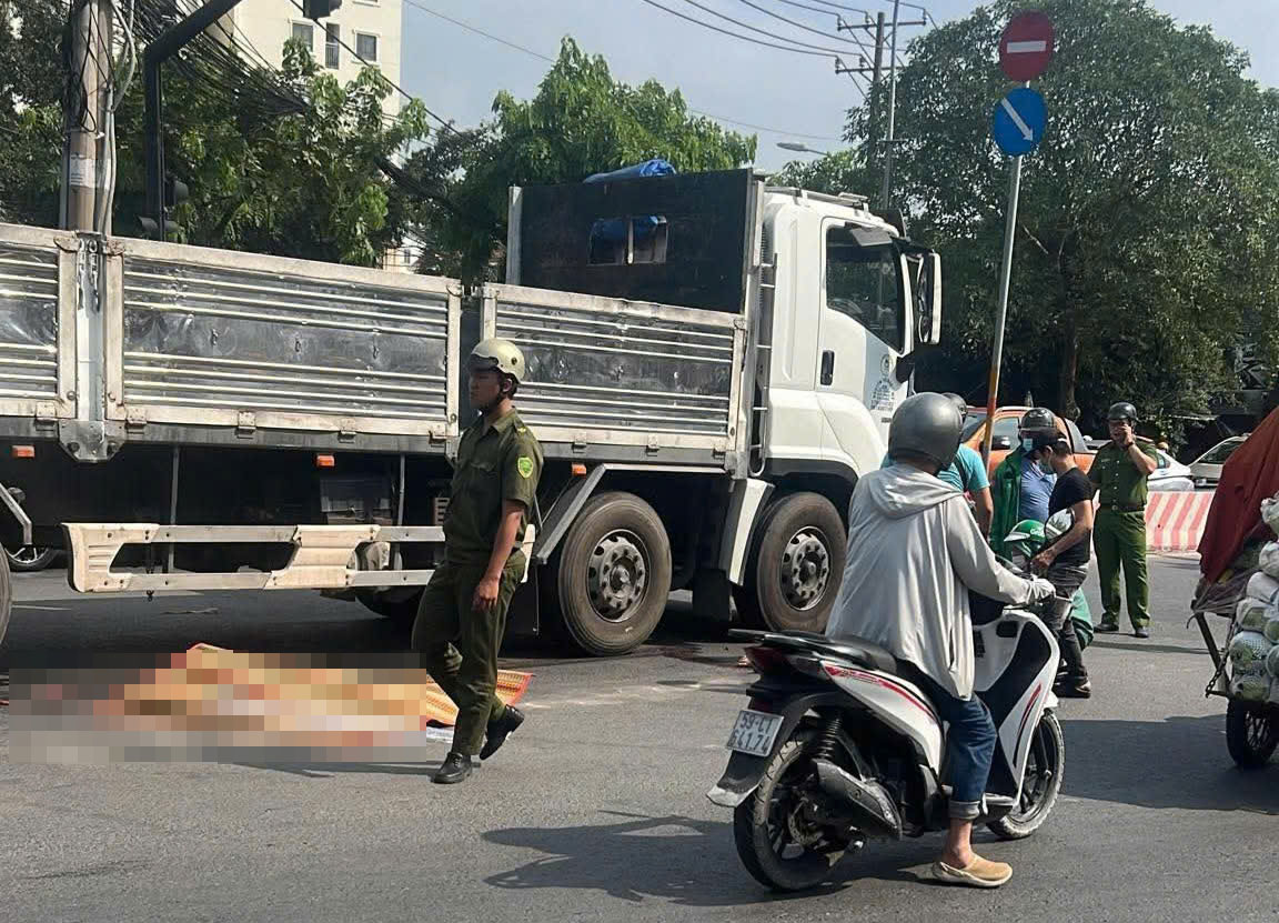 Tai nạn nghi&ecirc;m trọng gần chợ đầu mối Thủ Đức- Ảnh 1.