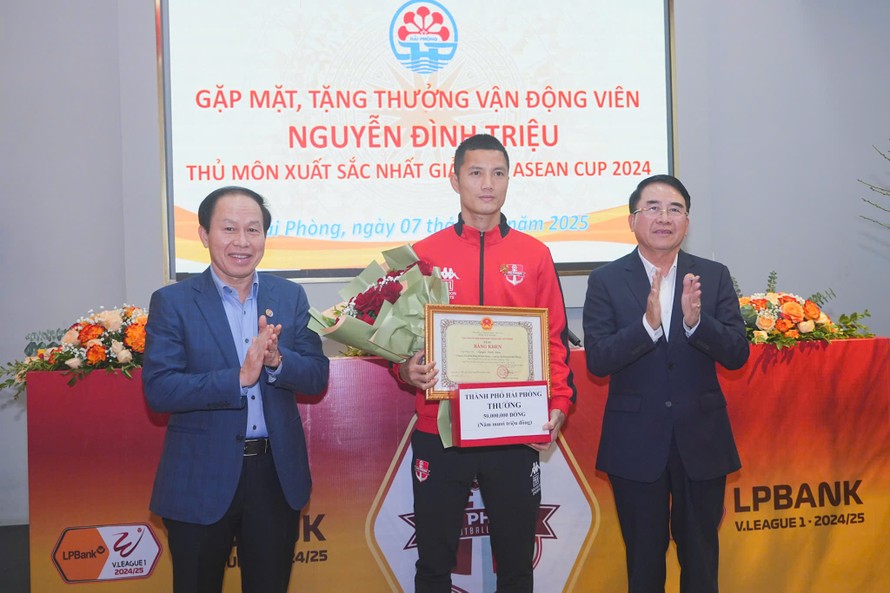Hải Ph&ograve;ng thưởng 550 triệu đồng cho "người g&aacute;c đền" Đ&igrave;nh Triệu- Ảnh 2.