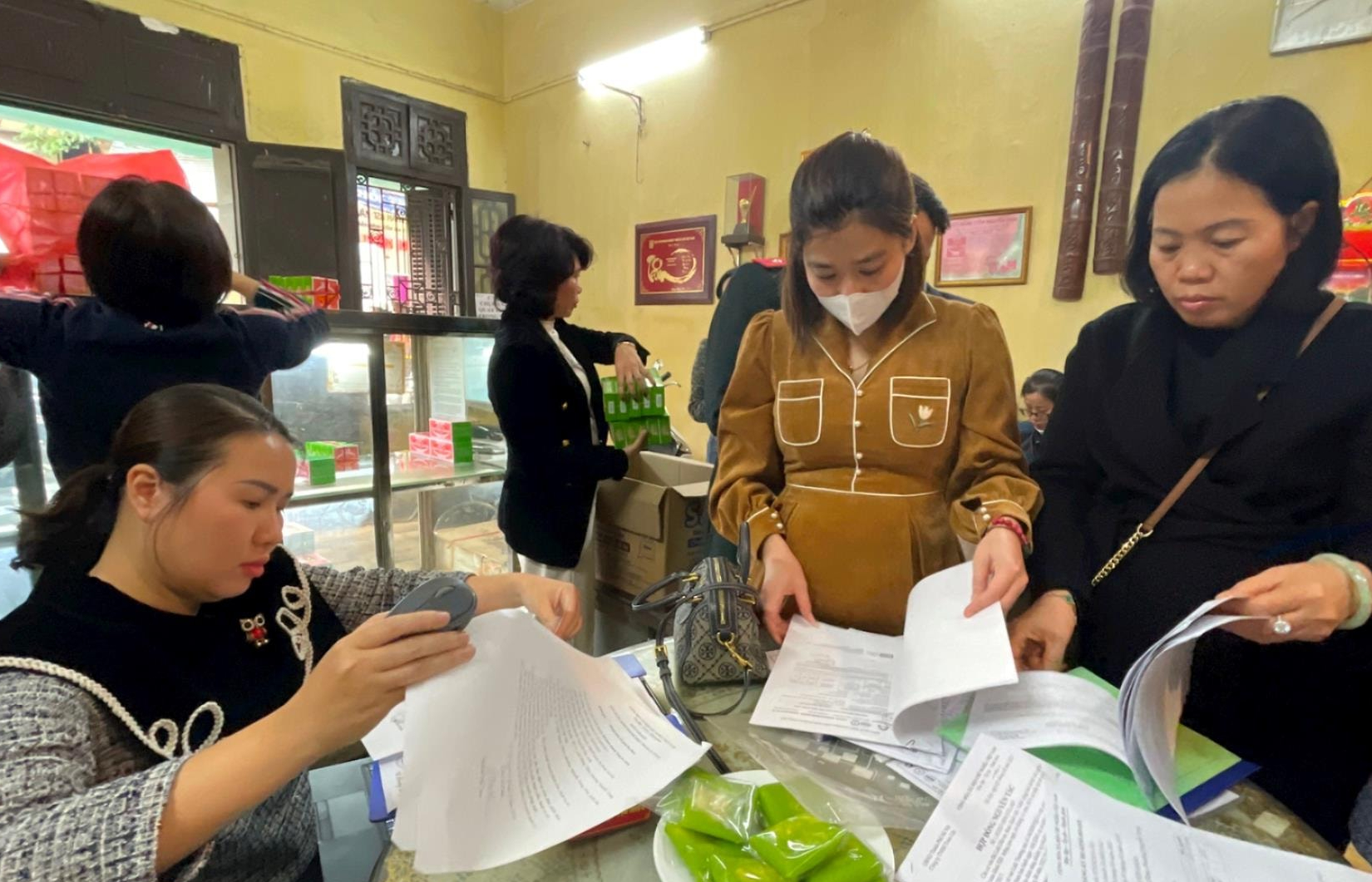Cơ sở bánh cốm Nguyên Ninh bị phạt 40 triệu đồng- Ảnh 1.
