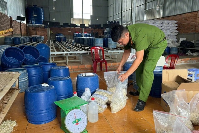 Vụ gi&aacute; đỗ ủ h&oacute;a chất b&aacute;n cho B&aacute;ch h&oacute;a Xanh kh&ocirc;ng thuộc tr&aacute;ch nhiệm Bộ C&ocirc;ng Thương- Ảnh 1.