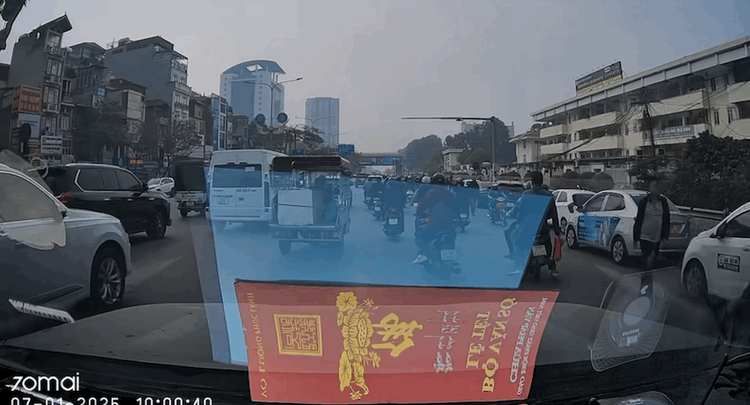 T&agrave;i xế xe &ocirc;m bất ngờ bị người đ&agrave;n &ocirc;ng d&ugrave;ng vật giống dao đ&acirc;m trước Bệnh viện Bạch Mai- Ảnh 1.