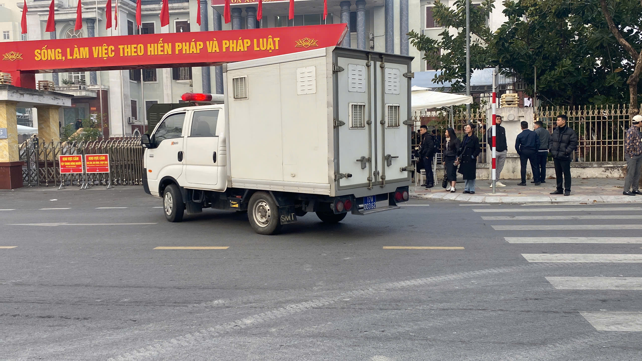 Phi&ecirc;n to&agrave; x&eacute;t xử bị c&aacute;o Lưu B&igrave;nh Nhưỡng v&agrave; c&aacute;c đồng phạm: An ninh được thắt chặt- Ảnh 4.