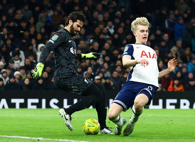 Liverpool thất bại b&aacute;n kết League Cup, Tottenham nhen nh&oacute;m hy vọng- Ảnh 2.