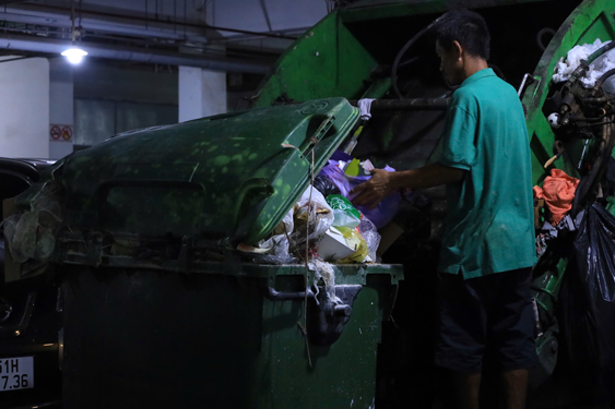 Rác thải được thu gom chung, không thực hiện phân loại tại một chung cư ở quận 8 Ảnh: CHÍ NGUYÊN