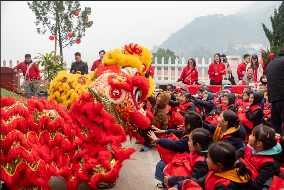 Chi Pu đi c&ugrave;ng &ldquo;CHIN-SU Một Triệu bữa cơm c&oacute; thịt&rdquo; mang Tết tưng bừng đến v&ugrave;ng cao- Ảnh 2.