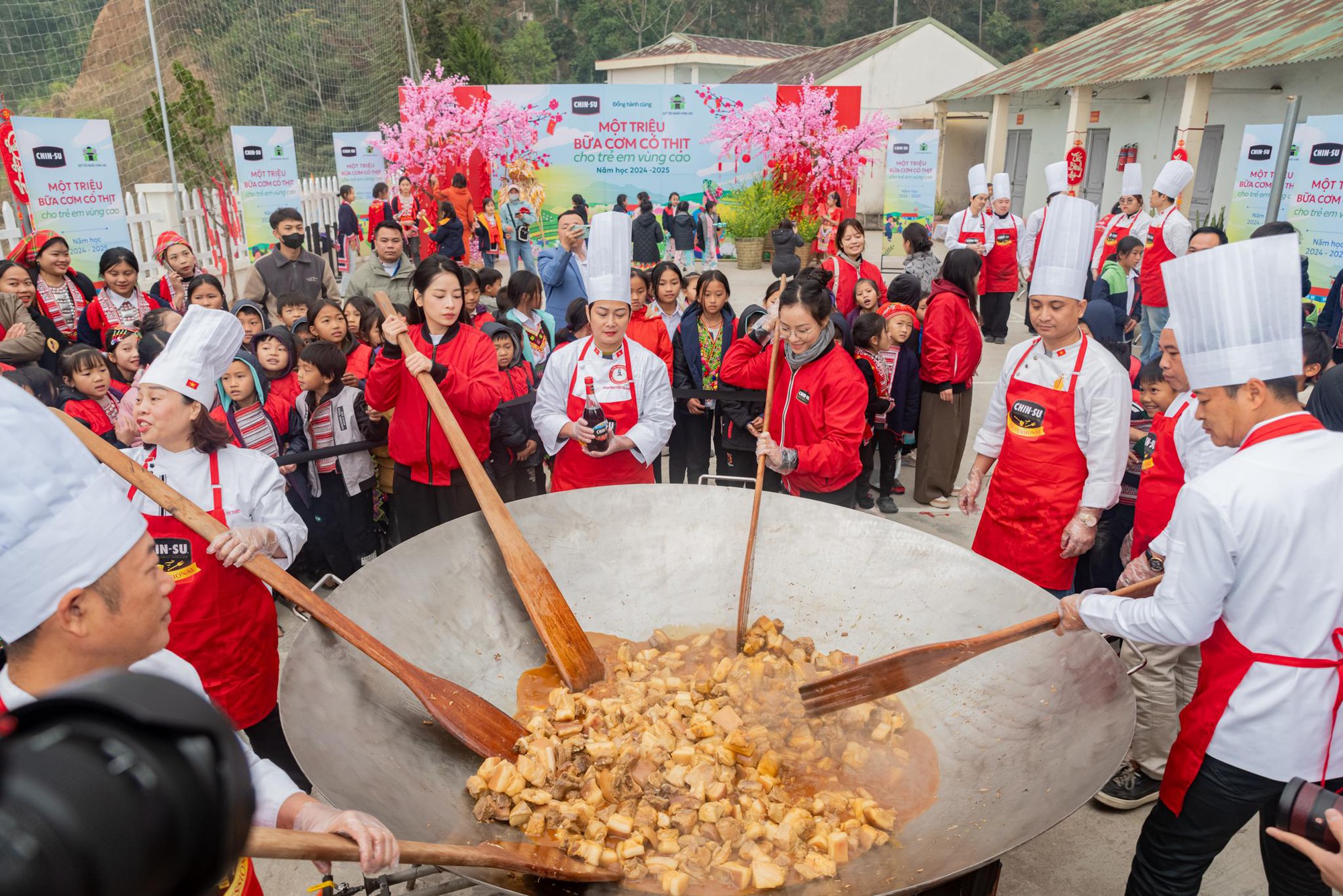 Chi Pu đi c&ugrave;ng &ldquo;CHIN-SU Một Triệu bữa cơm c&oacute; thịt&rdquo; mang Tết tưng bừng đến v&ugrave;ng cao- Ảnh 7.