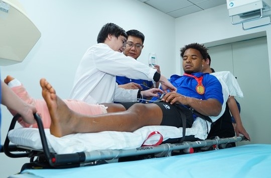 V&igrave; sao Xu&acirc;n Son về Việt Nam phẫu thuật chứ kh&ocirc;ng phải ở nước ngo&agrave;i?- Ảnh 1.