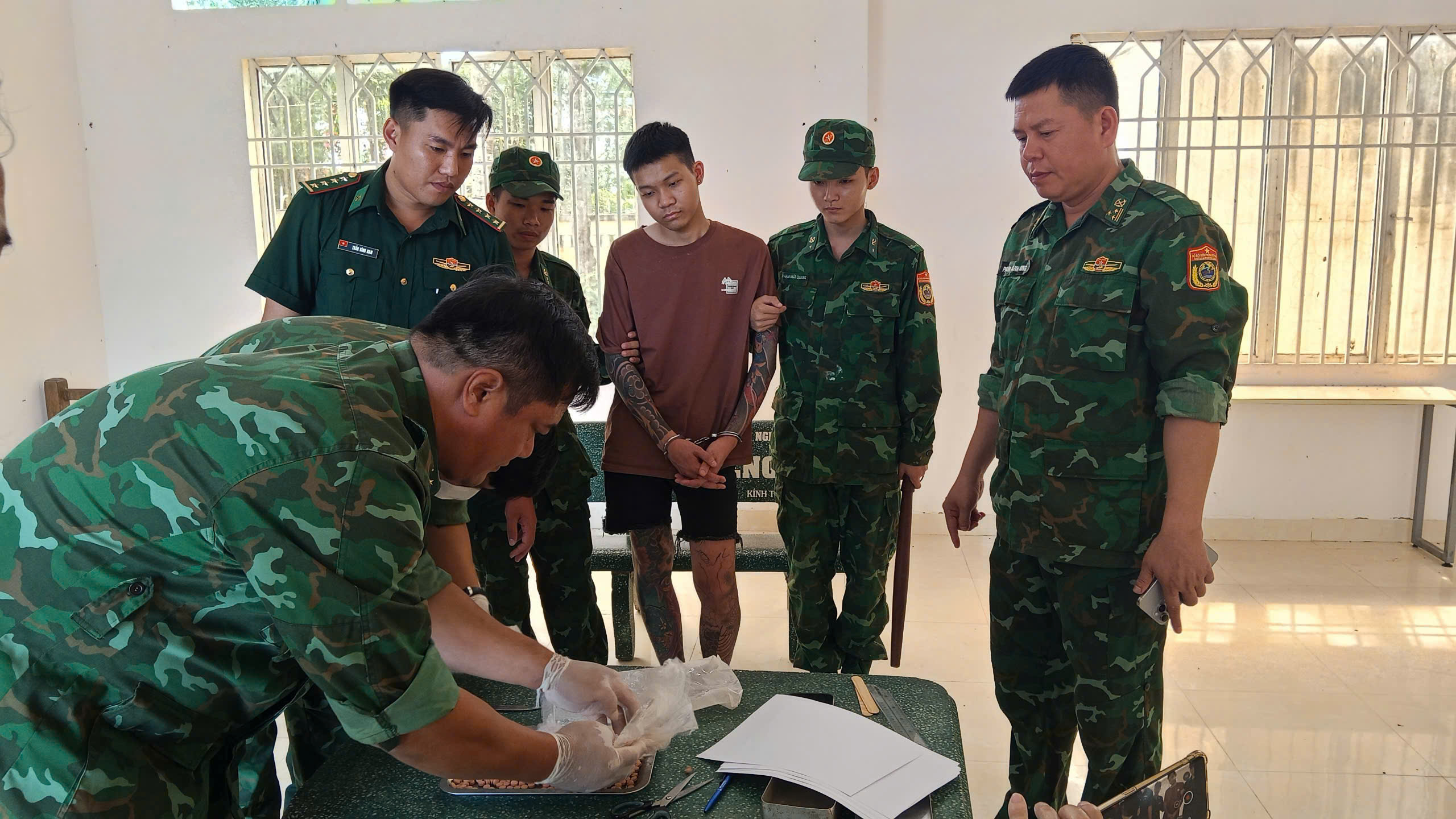VIDEO: Bắt giữ đối tượng Hoàng Duy Quang ngay cửa khẩu với Campuchia- Ảnh 2.