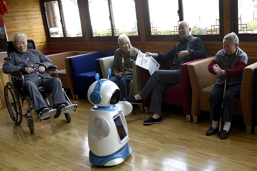 Robot điều dưỡng tr&ograve; chuyện với người cao tuổi tại một viện dưỡng l&atilde;o ở TP H&agrave;ng Ch&acirc;u, tỉnh Chiết Giang - Trung QuốcẢnh: VCG