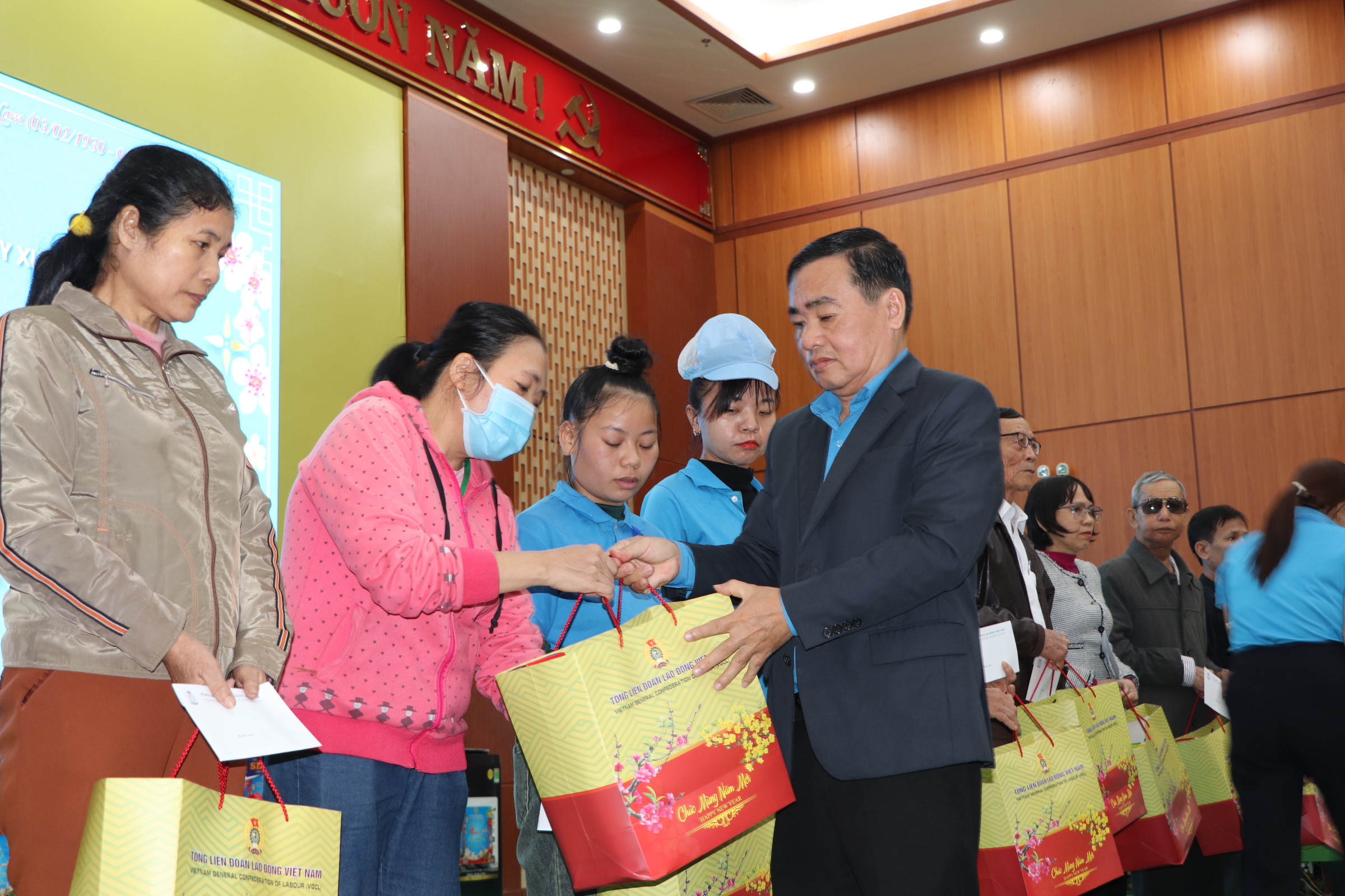 LĐLĐ Duy Xuy&ecirc;n trao hơn 500 phần qu&agrave; Tết - Ảnh 2.