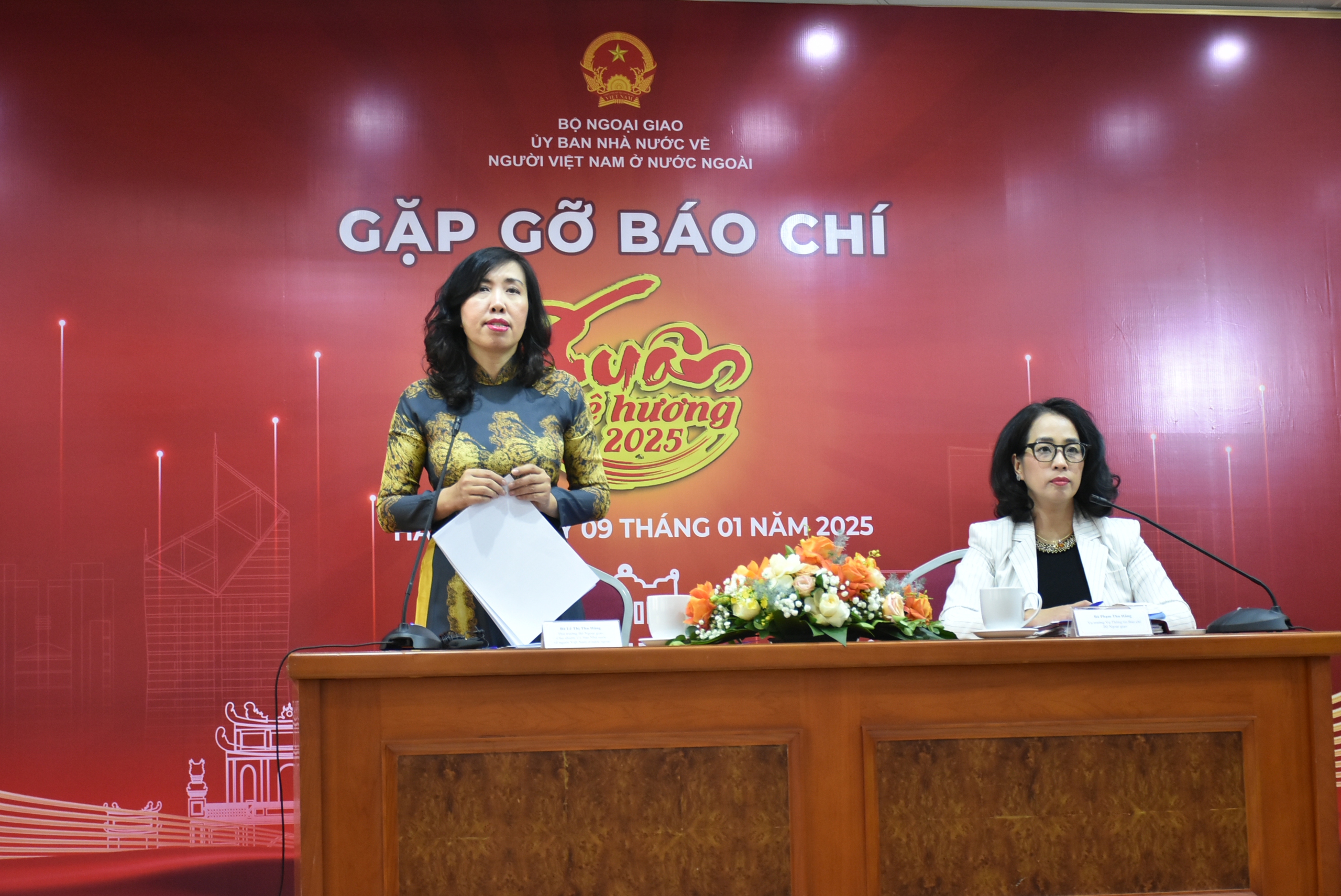 Thứ trưởng Bộ Ngoại giao L&ecirc; Thị Thu Hằng, Chủ nhiệm Ủy ban Nh&agrave; nước về người Việt Nam ở nước ngo&agrave;i, ph&aacute;t biểu tại buổi gặp gỡ b&aacute;o ch&iacute; về chương tr&igrave;nh Xu&acirc;n Qu&ecirc; hương 2025 chiều 9-1 ở H&agrave; Nội Ảnh: Dương Ti&ecirc;u