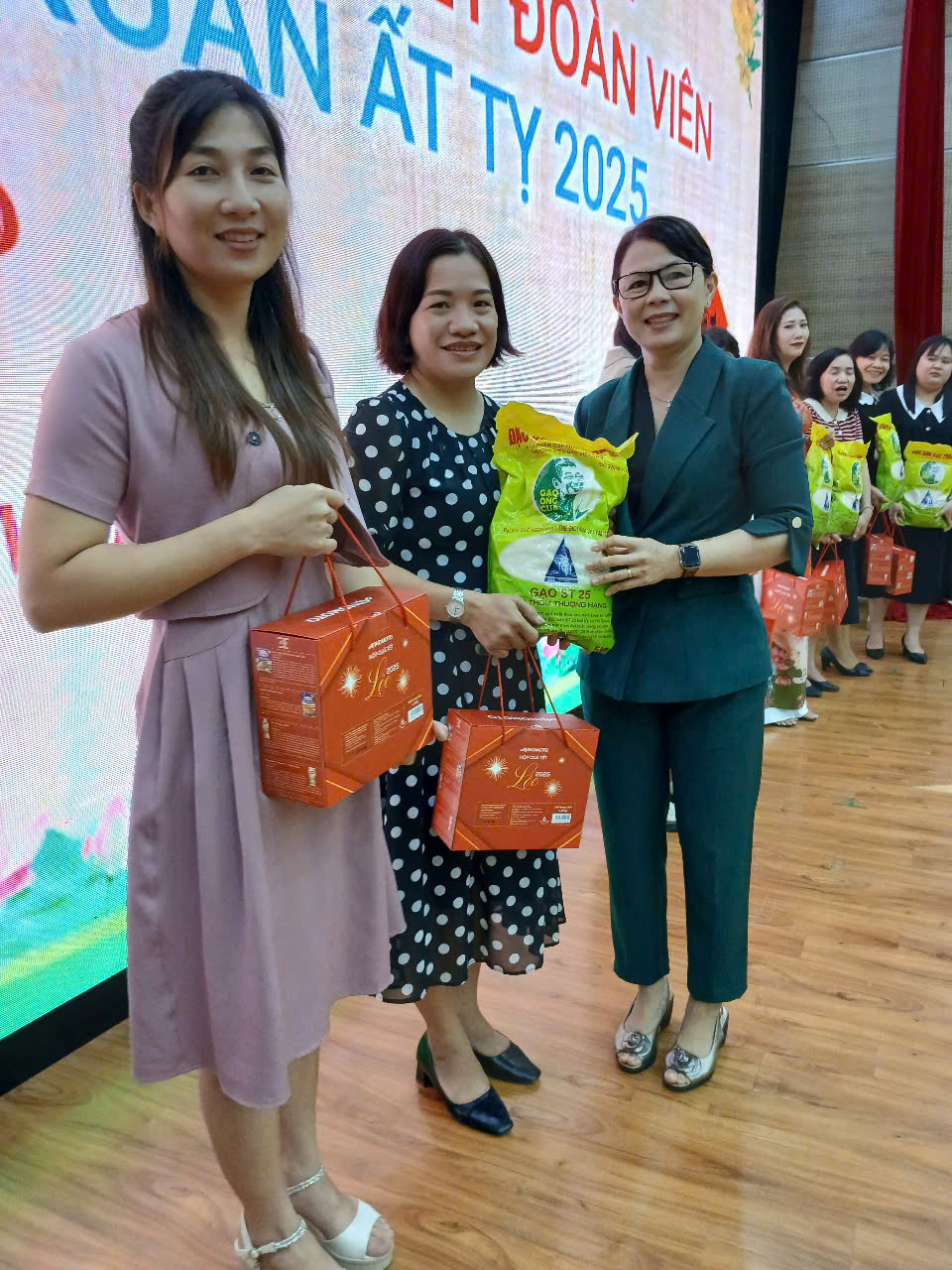 Niềm vui cho C&ocirc;ng đo&agrave;n vi&ecirc;n kh&oacute; khăn của Trường ĐH Cửu Long - Ảnh 1.