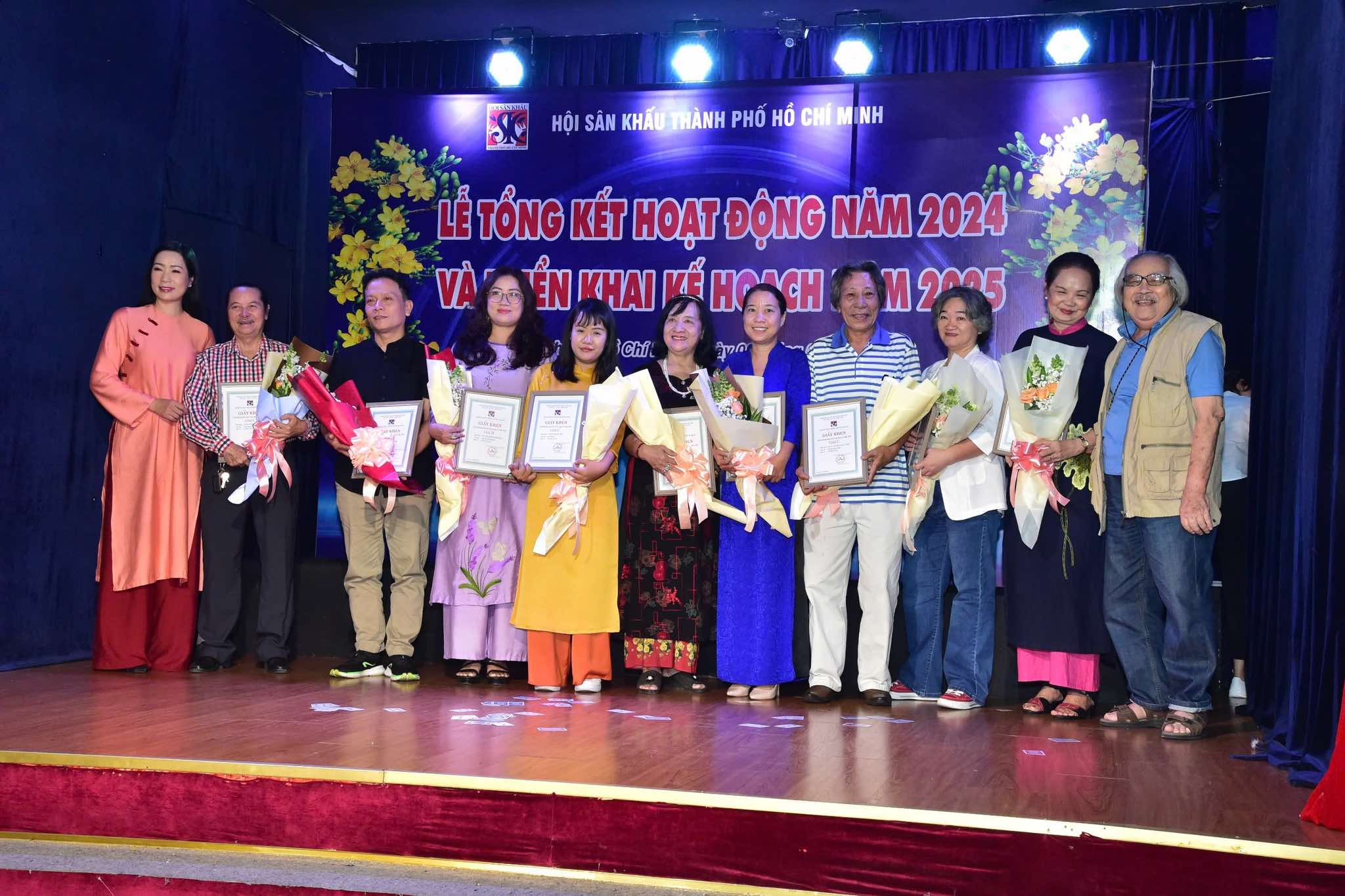 NSND Trần Ngọc Gi&agrave;u, Trịnh Kim Chi trao giải thưởng Hội S&acirc;n khấu TP HCM năm 2024- Ảnh 2.