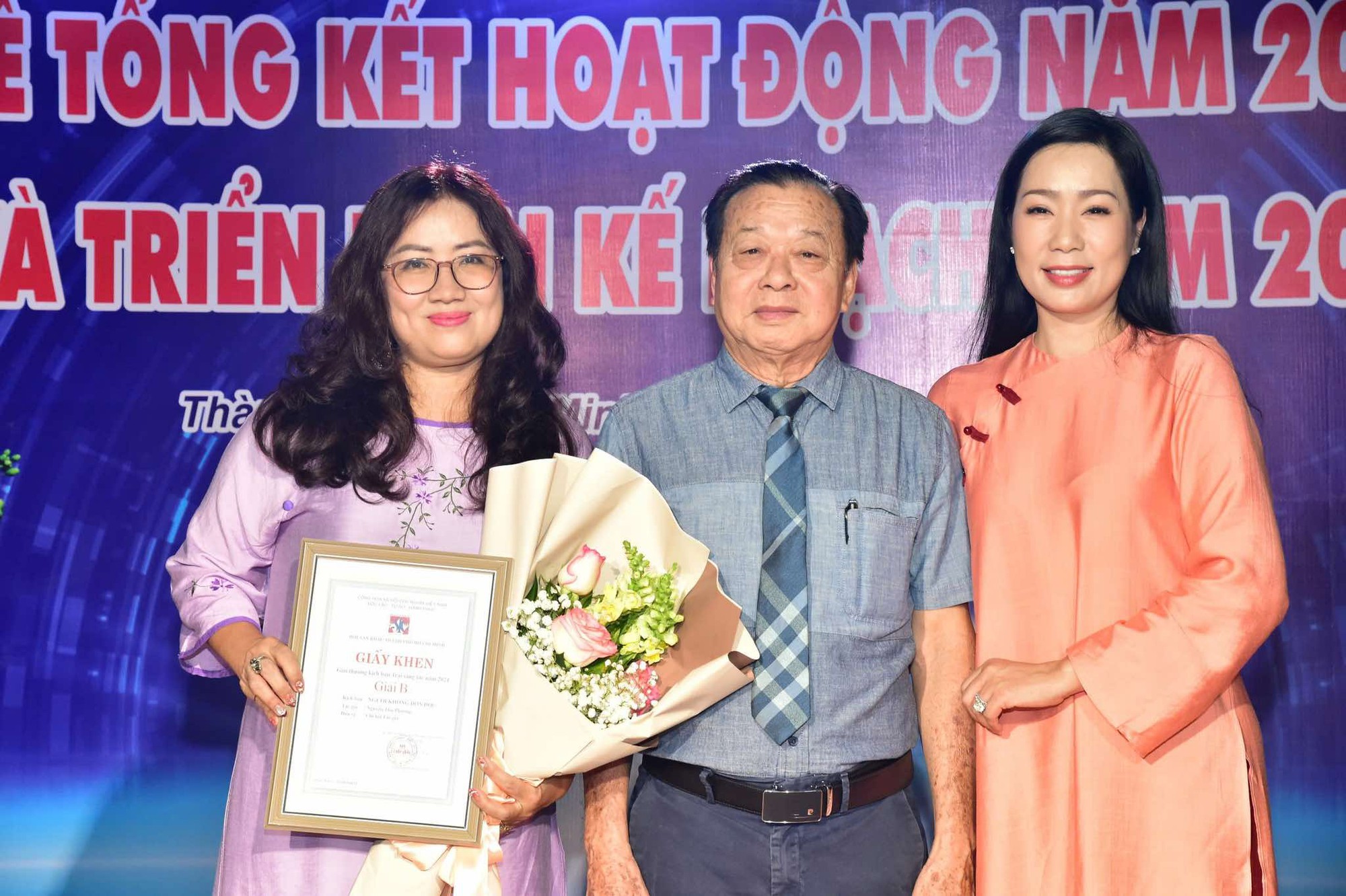 NSND Trần Ngọc Gi&agrave;u, Trịnh Kim Chi trao giải thưởng Hội S&acirc;n khấu TP HCM năm 2024- Ảnh 1.