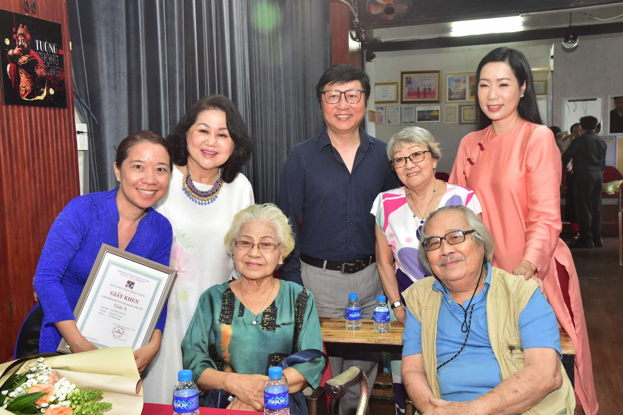 NSND Trần Ngọc Gi&agrave;u, Trịnh Kim Chi trao giải thưởng Hội S&acirc;n khấu TP HCM năm 2024- Ảnh 3.