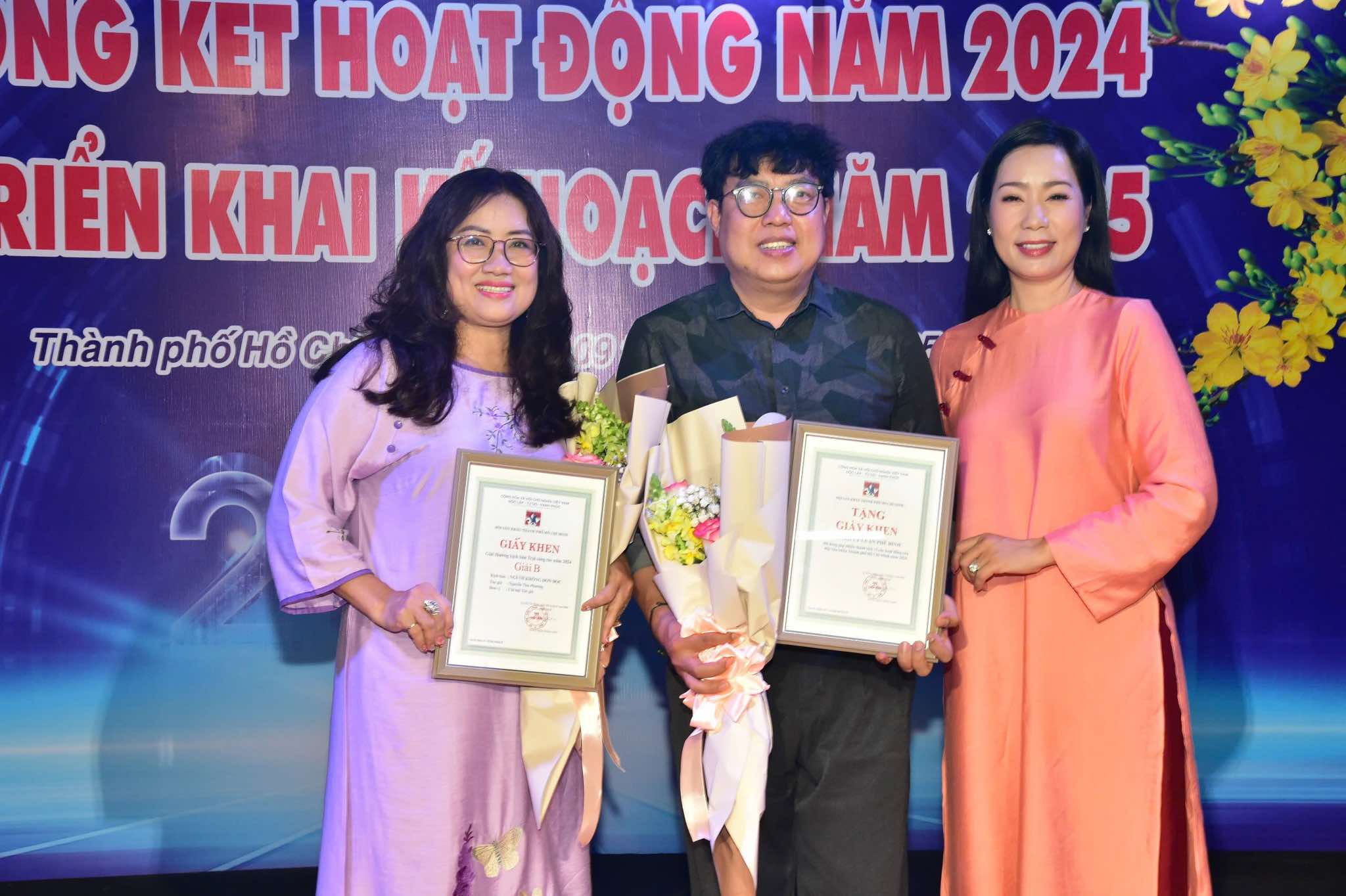 NSND Trần Ngọc Gi&agrave;u, Trịnh Kim Chi trao giải thưởng Hội S&acirc;n khấu TP HCM năm 2024- Ảnh 4.
