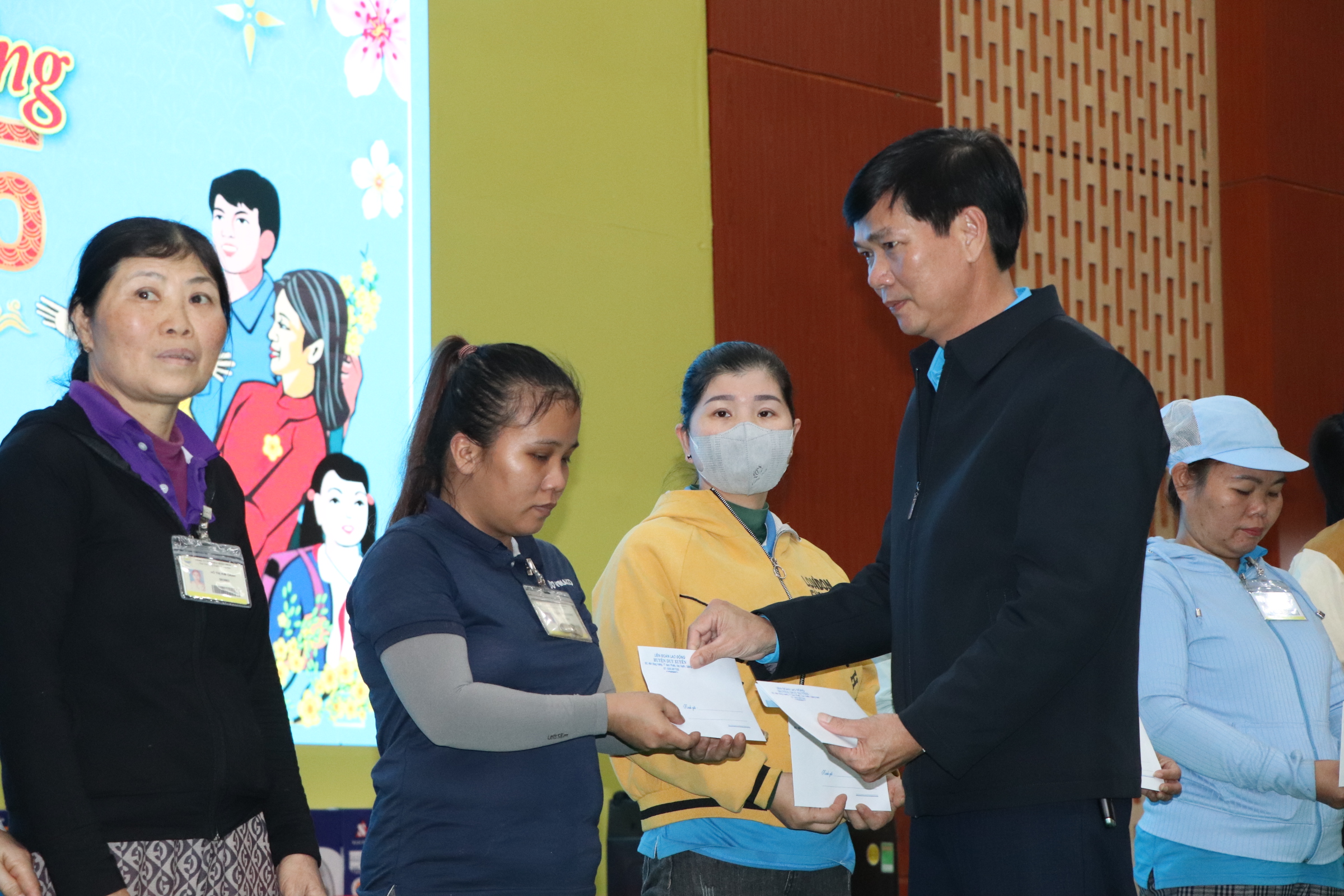 LĐLĐ Duy Xuy&ecirc;n trao hơn 500 phần qu&agrave; Tết - Ảnh 4.