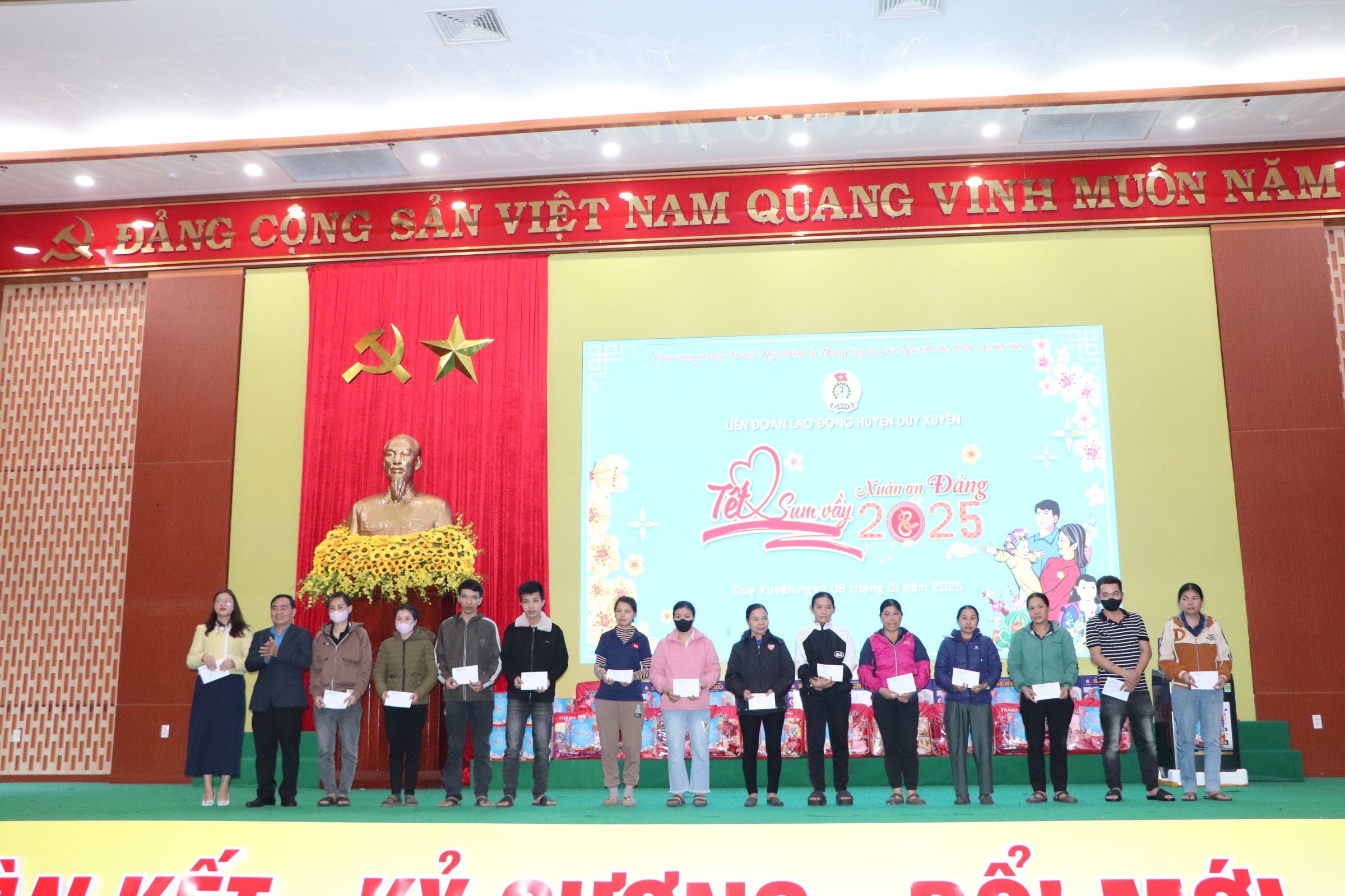 LĐLĐ Duy Xuy&ecirc;n trao hơn 500 phần qu&agrave; Tết - Ảnh 5.