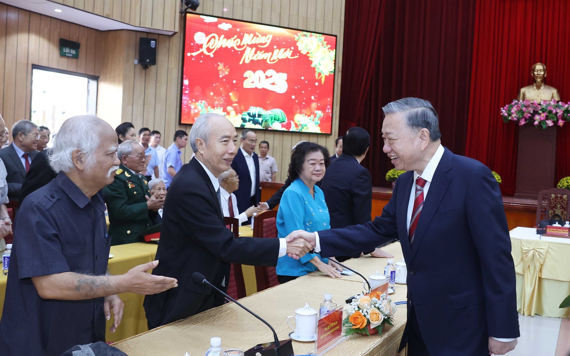 Tổng B&iacute; thư T&ocirc; L&acirc;m gặp mặt nguy&ecirc;n l&atilde;nh đạo, đại biểu tr&iacute; thức, nh&agrave; khoa học, văn nghệ sĩ ph&iacute;a Nam