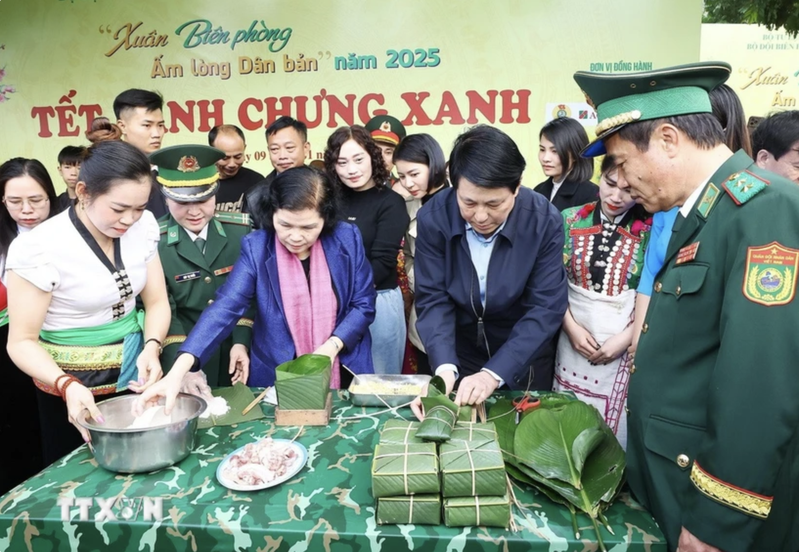 Chủ tịch nước Lương Cường g&oacute;i b&aacute;nh chưng khi thăm Lai Ch&acirc;u, dự "Xu&acirc;n bi&ecirc;n ph&ograve;ng ấm l&ograve;ng d&acirc;n bản"- Ảnh 1.