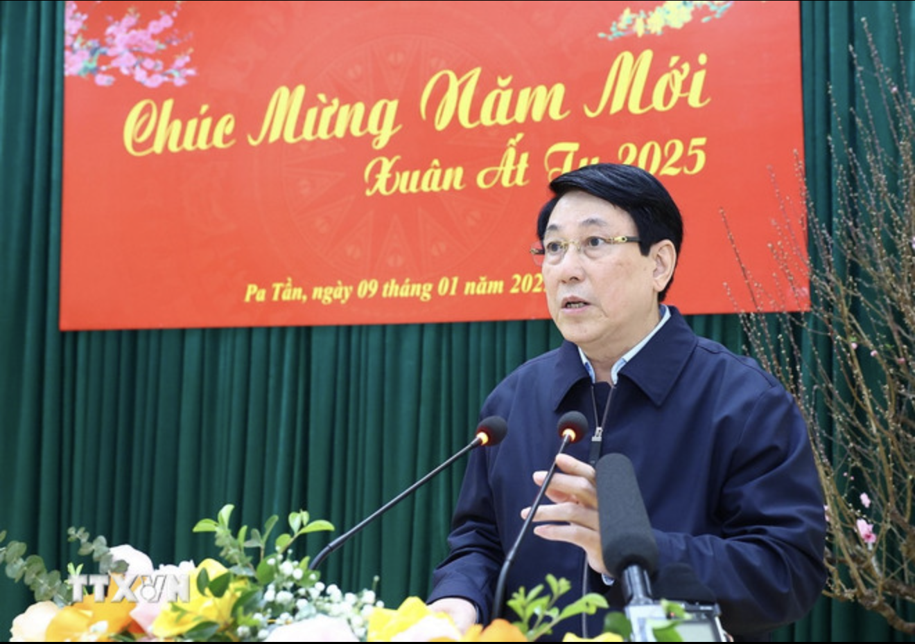 Chủ tịch nước Lương Cường g&oacute;i b&aacute;nh chưng khi thăm Lai Ch&acirc;u, dự "Xu&acirc;n bi&ecirc;n ph&ograve;ng ấm l&ograve;ng d&acirc;n bản"- Ảnh 2.