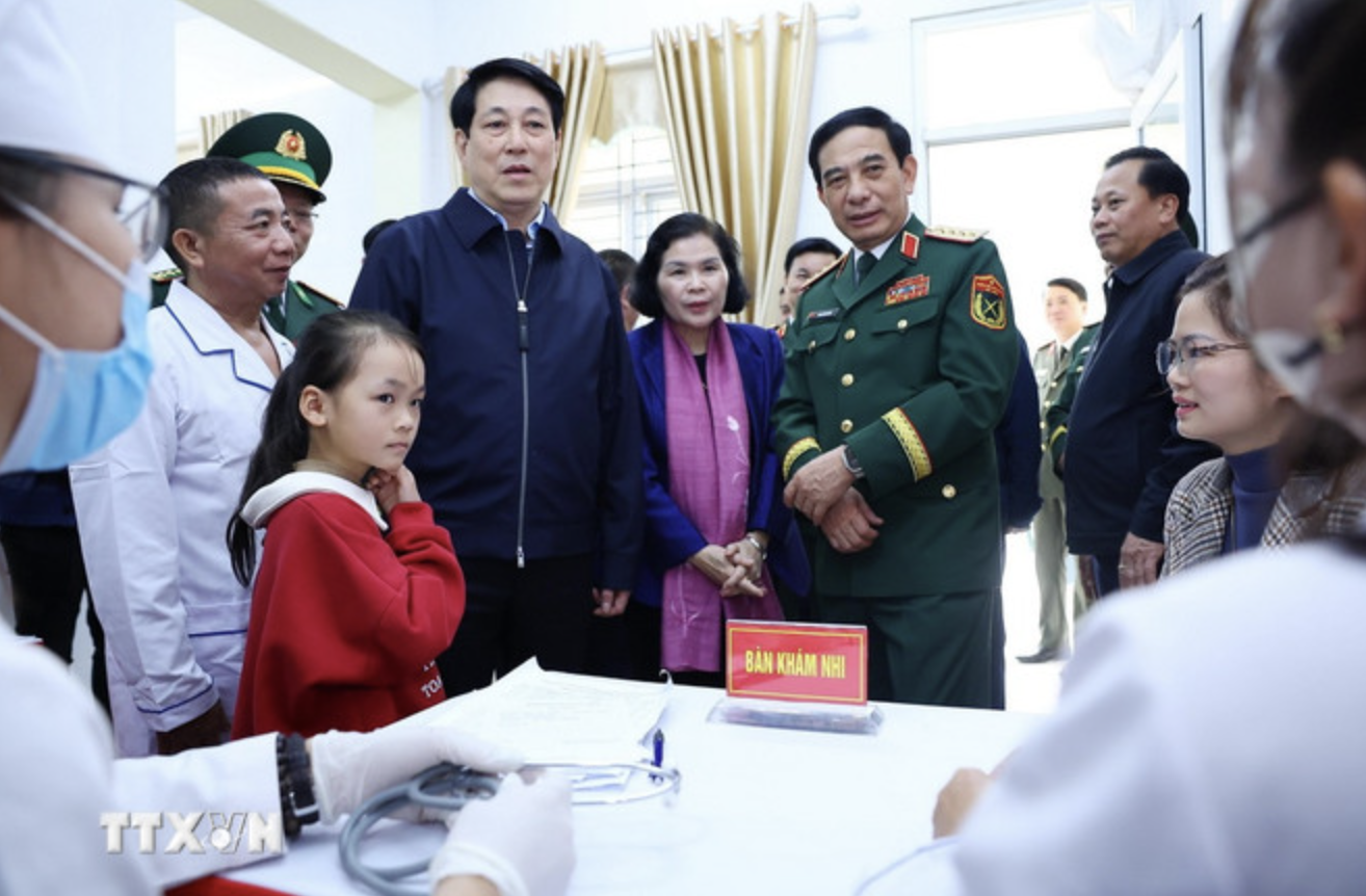 Chủ tịch nước Lương Cường g&oacute;i b&aacute;nh chưng khi thăm Lai Ch&acirc;u, dự "Xu&acirc;n bi&ecirc;n ph&ograve;ng ấm l&ograve;ng d&acirc;n bản"- Ảnh 4.