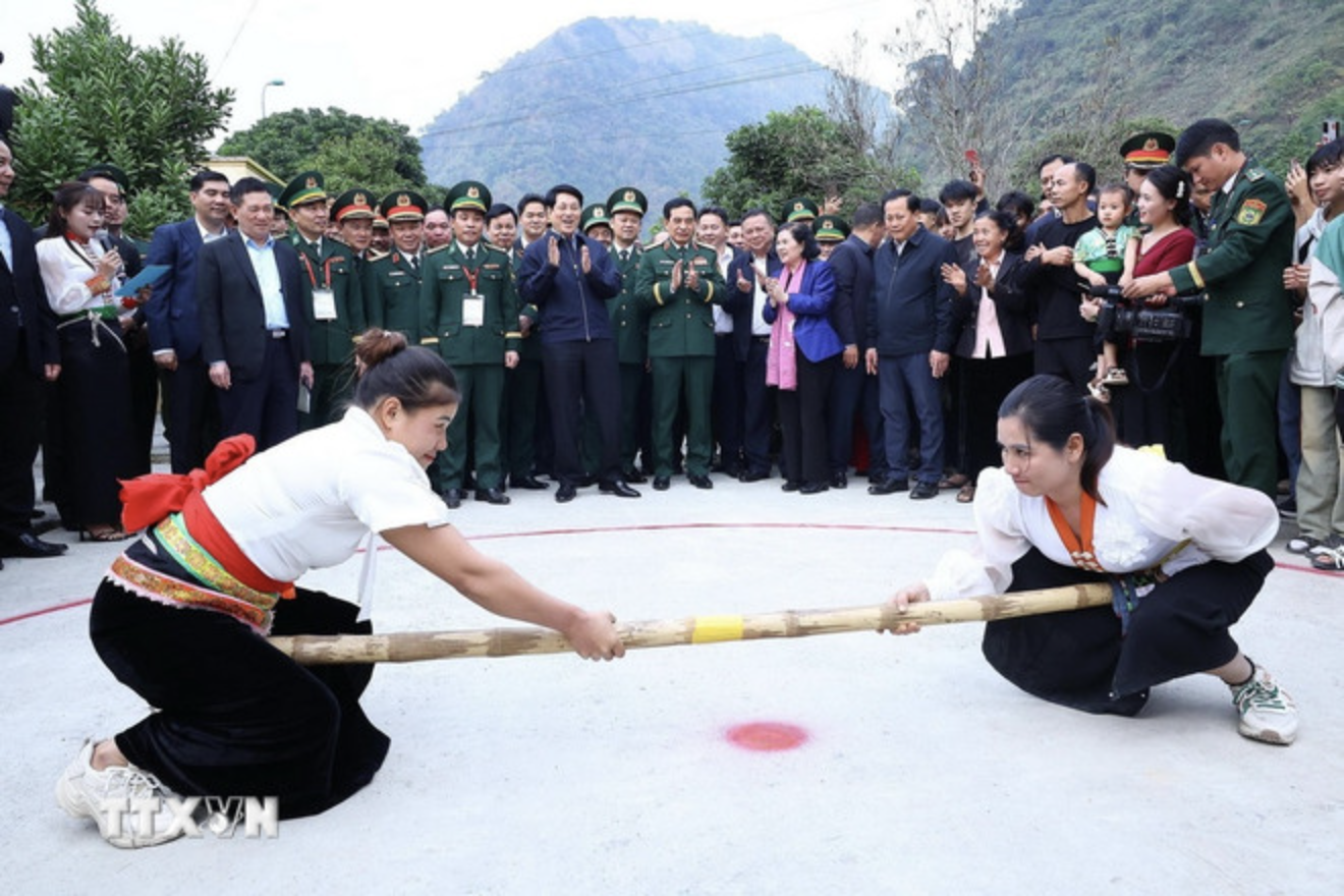 Chủ tịch nước Lương Cường g&oacute;i b&aacute;nh chưng khi thăm Lai Ch&acirc;u, dự "Xu&acirc;n bi&ecirc;n ph&ograve;ng ấm l&ograve;ng d&acirc;n bản"- Ảnh 5.