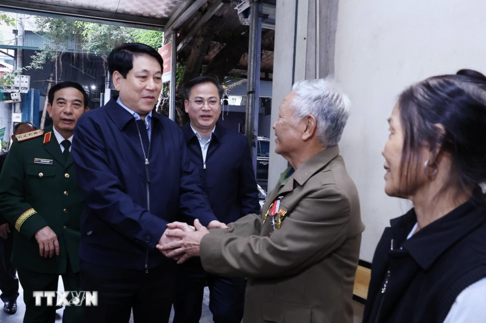 Chủ tịch nước Lương Cường g&oacute;i b&aacute;nh chưng khi thăm Lai Ch&acirc;u, dự "Xu&acirc;n bi&ecirc;n ph&ograve;ng ấm l&ograve;ng d&acirc;n bản"- Ảnh 6.