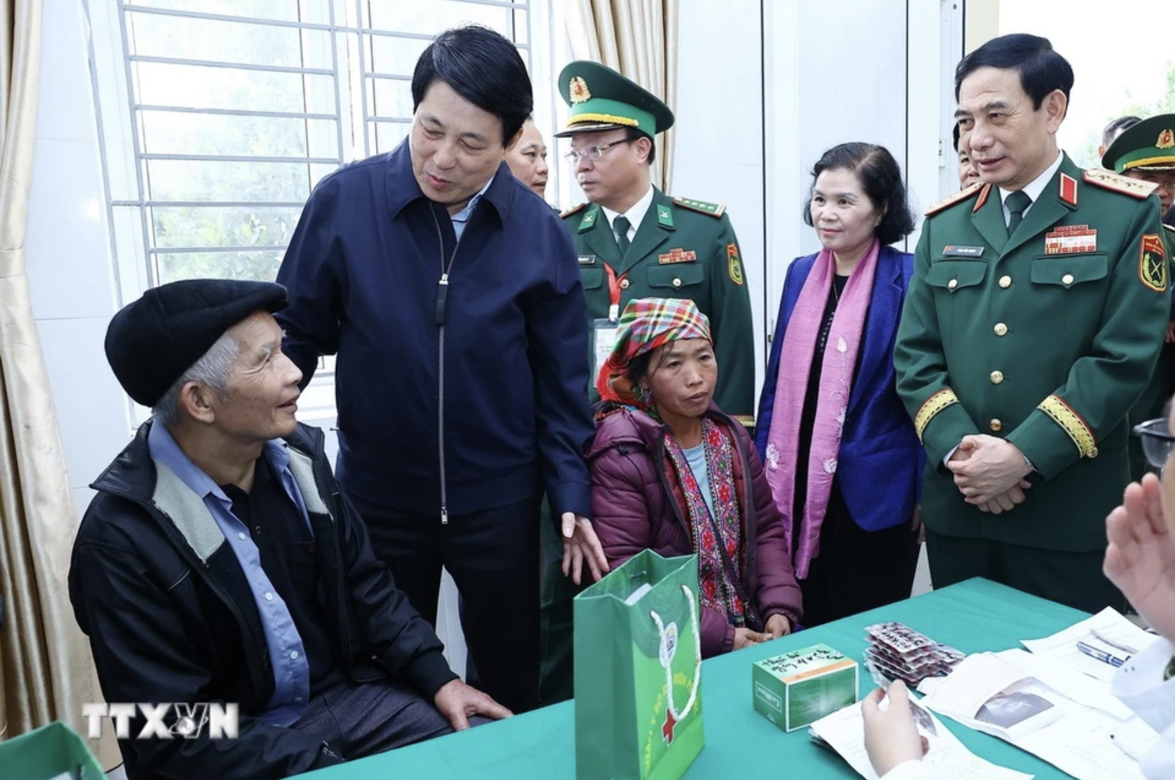 Chủ tịch nước Lương Cường g&oacute;i b&aacute;nh chưng khi thăm Lai Ch&acirc;u, dự "Xu&acirc;n bi&ecirc;n ph&ograve;ng ấm l&ograve;ng d&acirc;n bản"- Ảnh 3.