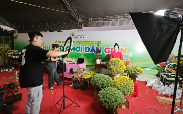 Đua nhau livestream b&aacute;n h&agrave;ng dịp Tết