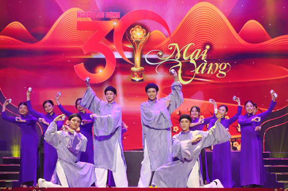 Một tiết mục của Chương tr&igrave;nh nghệ thuật kỷ niệm 30 năm Giải Mai V&agrave;ng v&agrave; Lễ trao Giải Mai V&agrave;ng lần thứ 30.Ảnh: HO&Agrave;NG TRIỀU