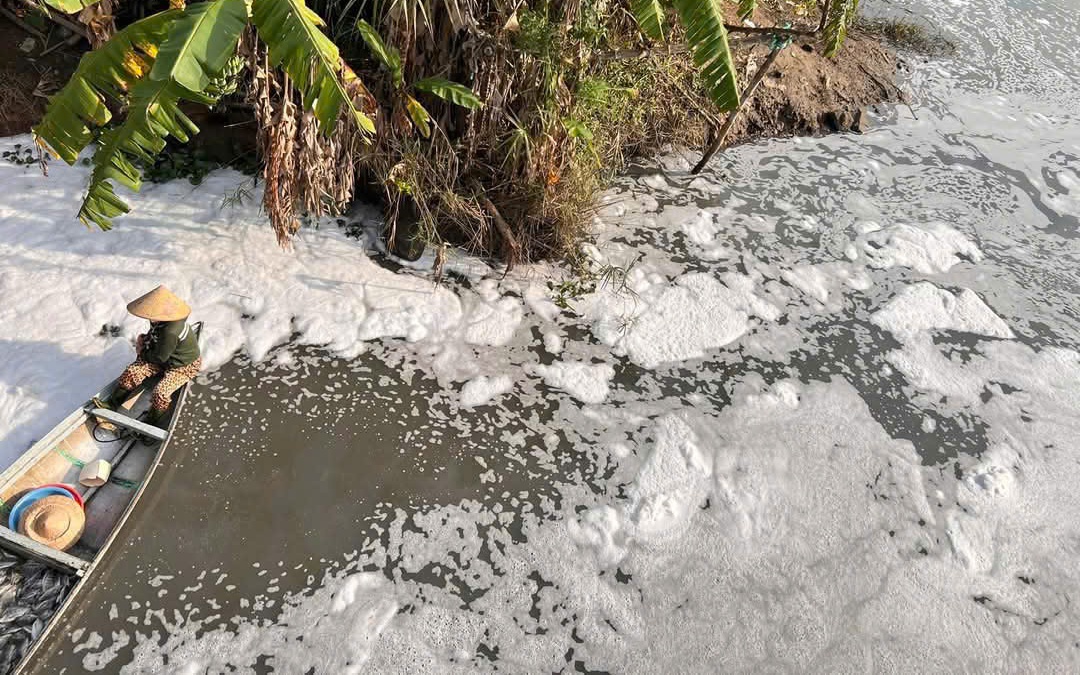 Nước thải đen ngòm tràn ra sông Cẩm Lệ: Công ty Thoát nước nói “thỉnh thoảng vẫn xảy ra”!