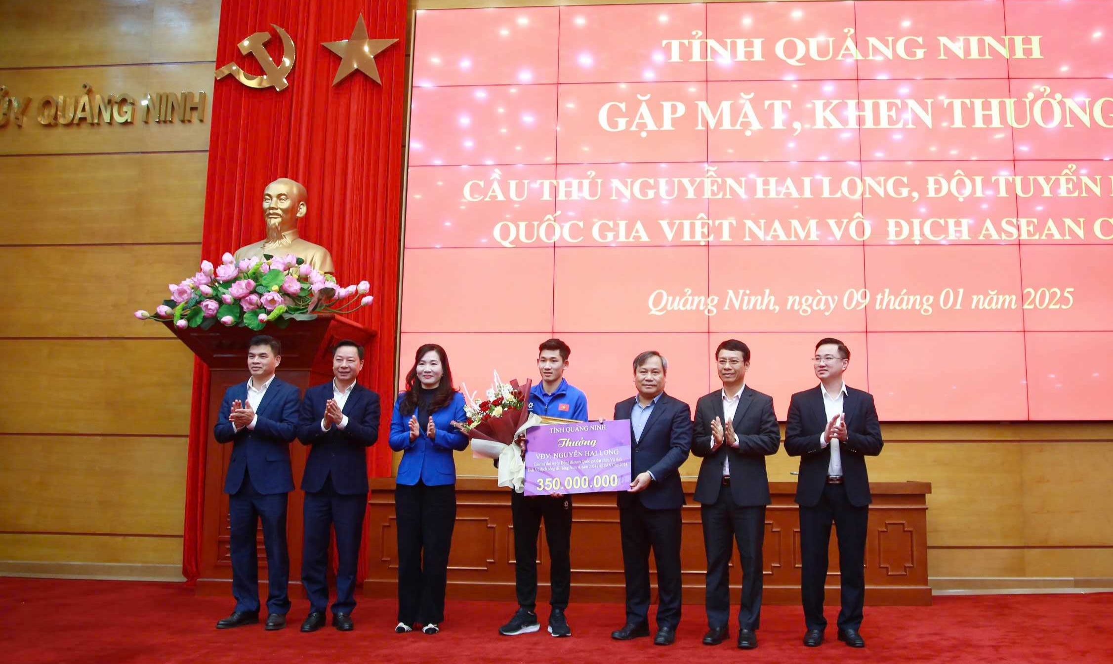 Tiền vệ Hai Long nhận gần 500 triệu đồng khen thưởng từ qu&ecirc; hương Quảng Ninh- Ảnh 1.