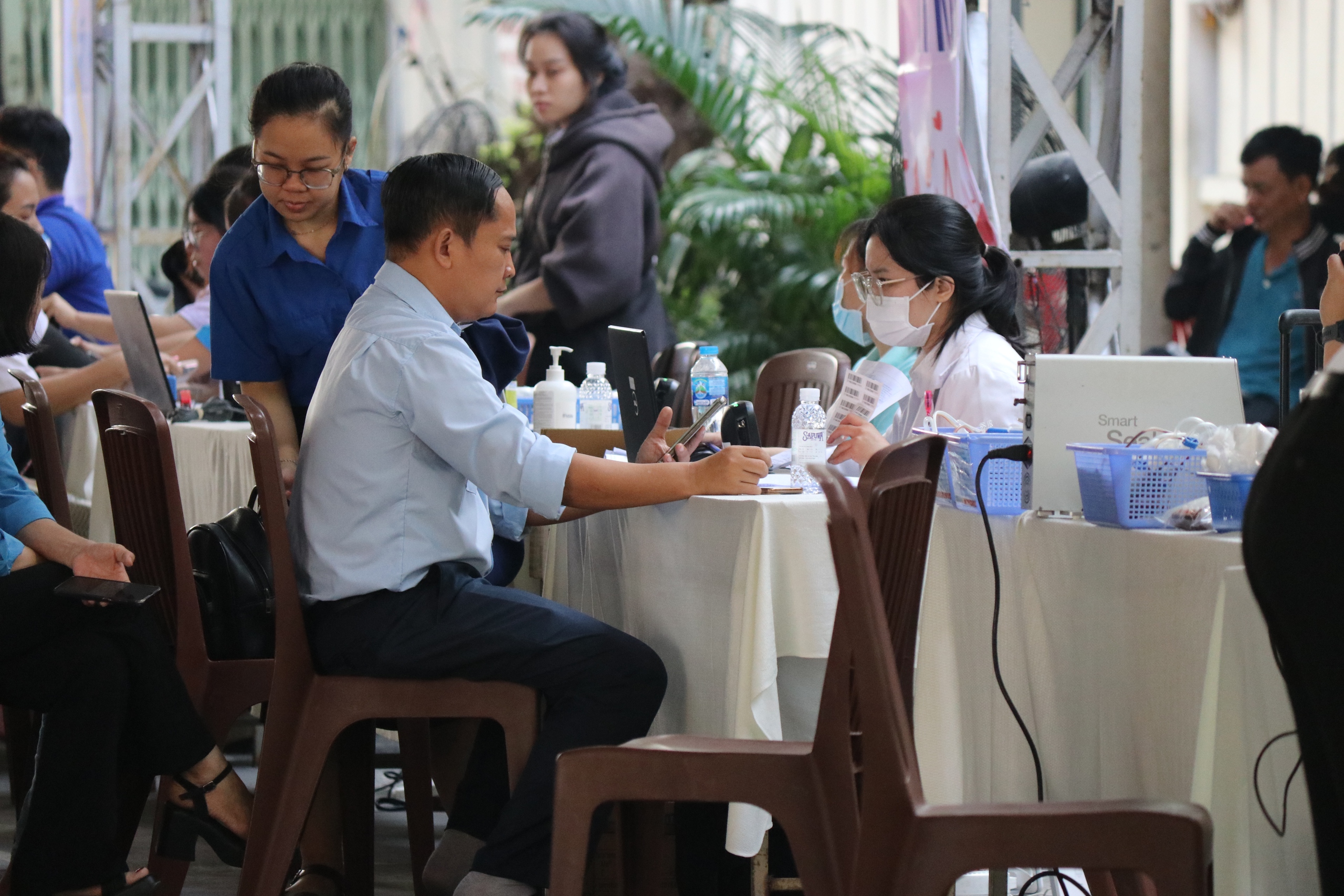 Hơn 200 t&igrave;nh nguyện vi&ecirc;n tham gia hiến những "Giọt m&aacute;u nghĩa t&igrave;nh"- Ảnh 2.