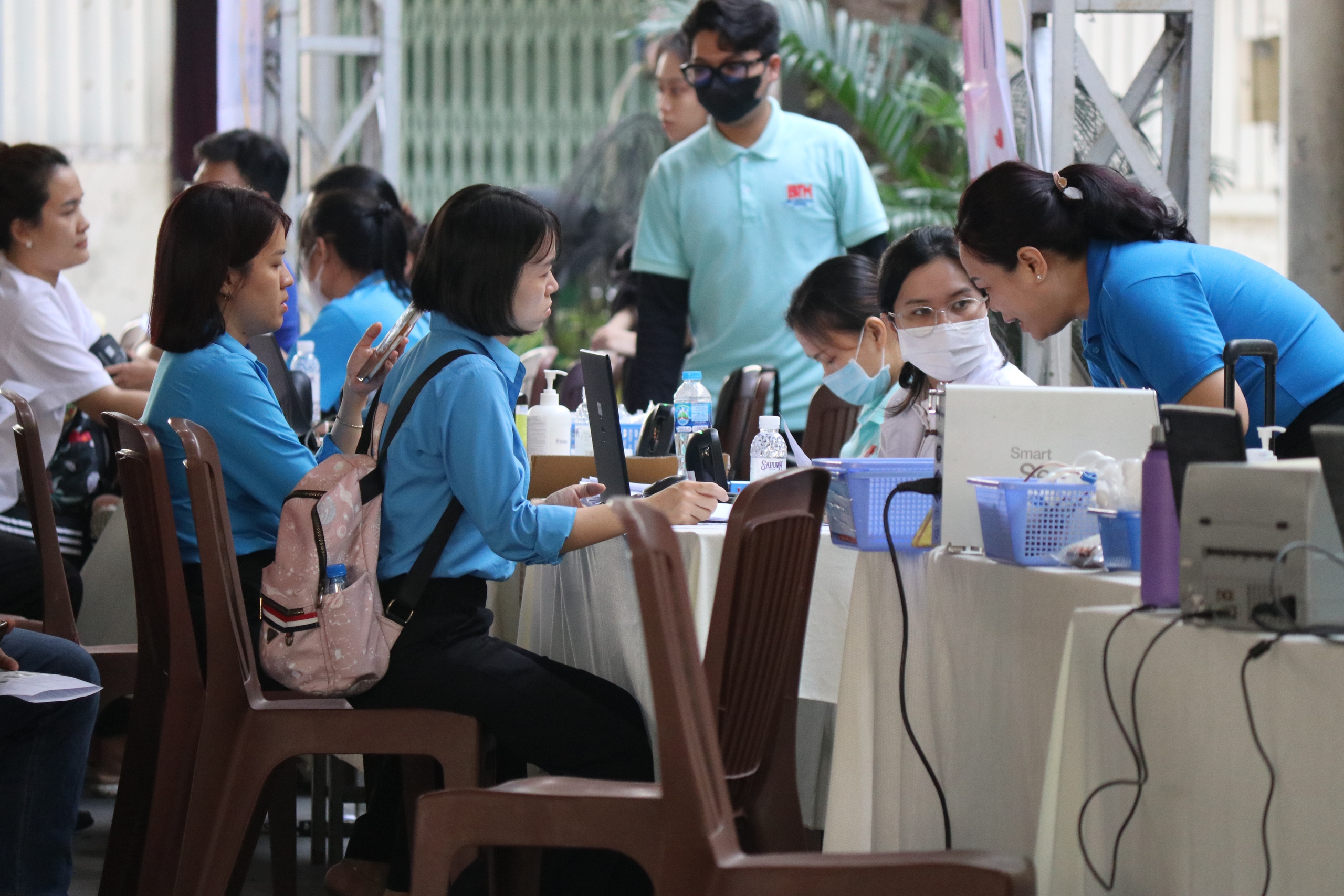 Hơn 200 t&igrave;nh nguyện vi&ecirc;n tham gia hiến những "Giọt m&aacute;u nghĩa t&igrave;nh"- Ảnh 1.