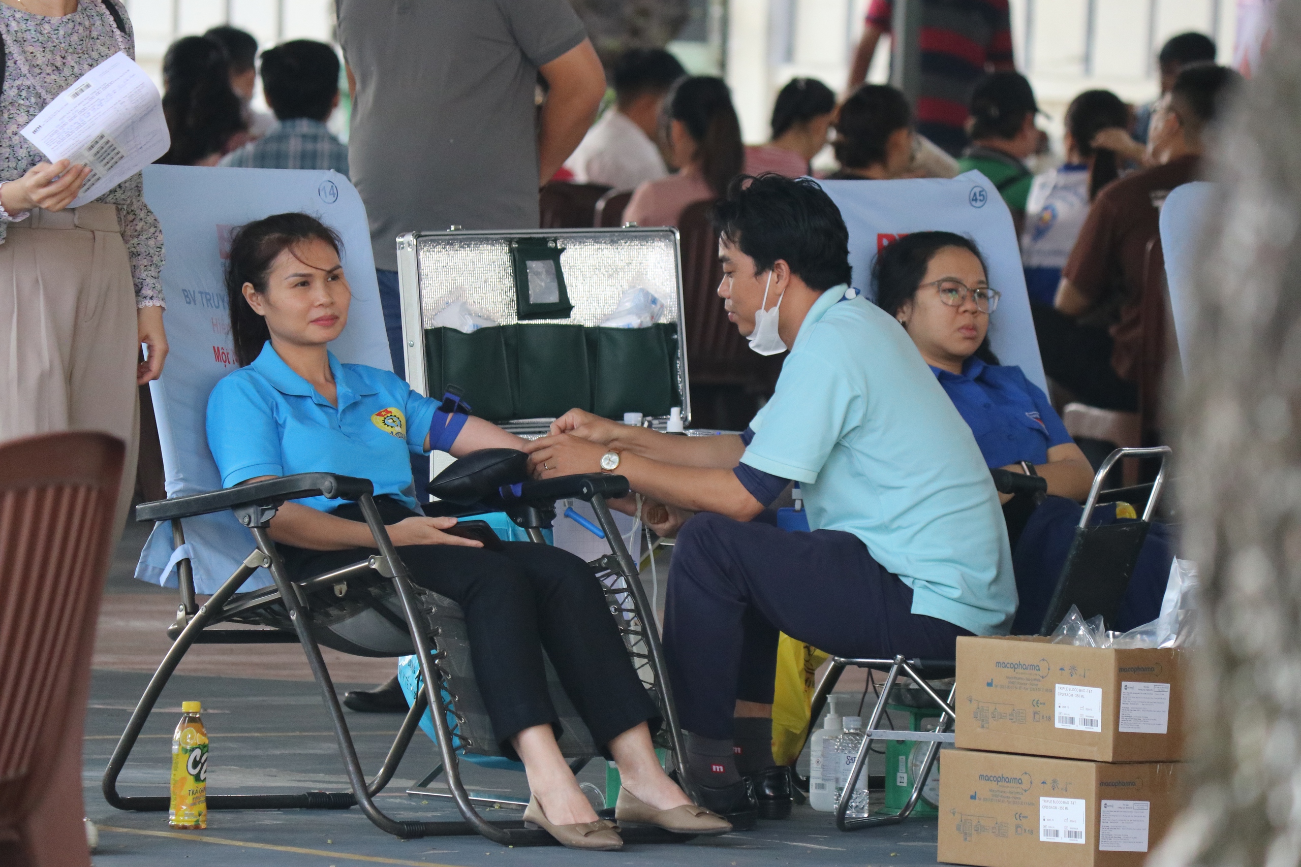 Hơn 200 t&igrave;nh nguyện vi&ecirc;n tham gia hiến những "Giọt m&aacute;u nghĩa t&igrave;nh"- Ảnh 4.
