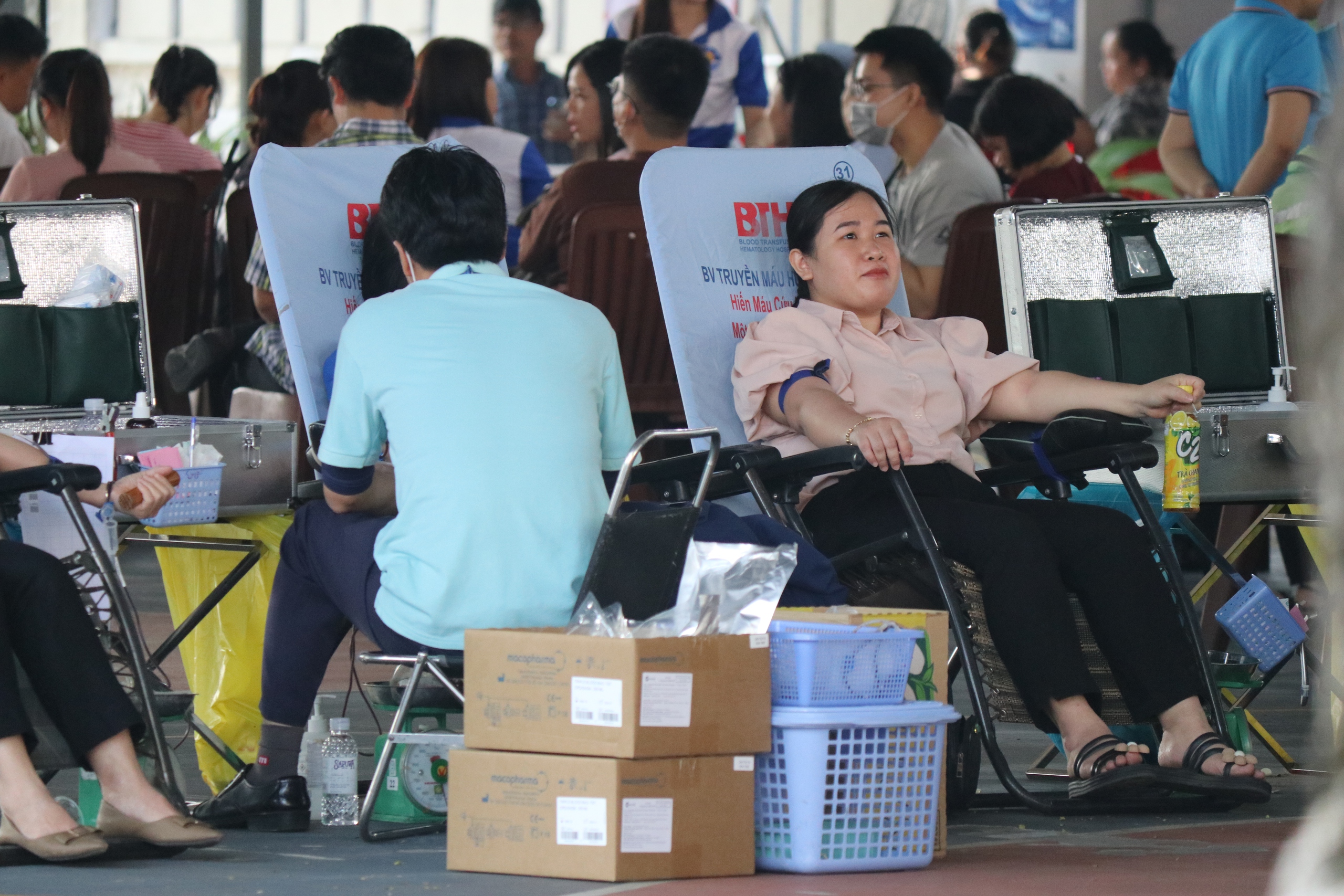 Hơn 200 t&igrave;nh nguyện vi&ecirc;n tham gia hiến những "Giọt m&aacute;u nghĩa t&igrave;nh"- Ảnh 5.