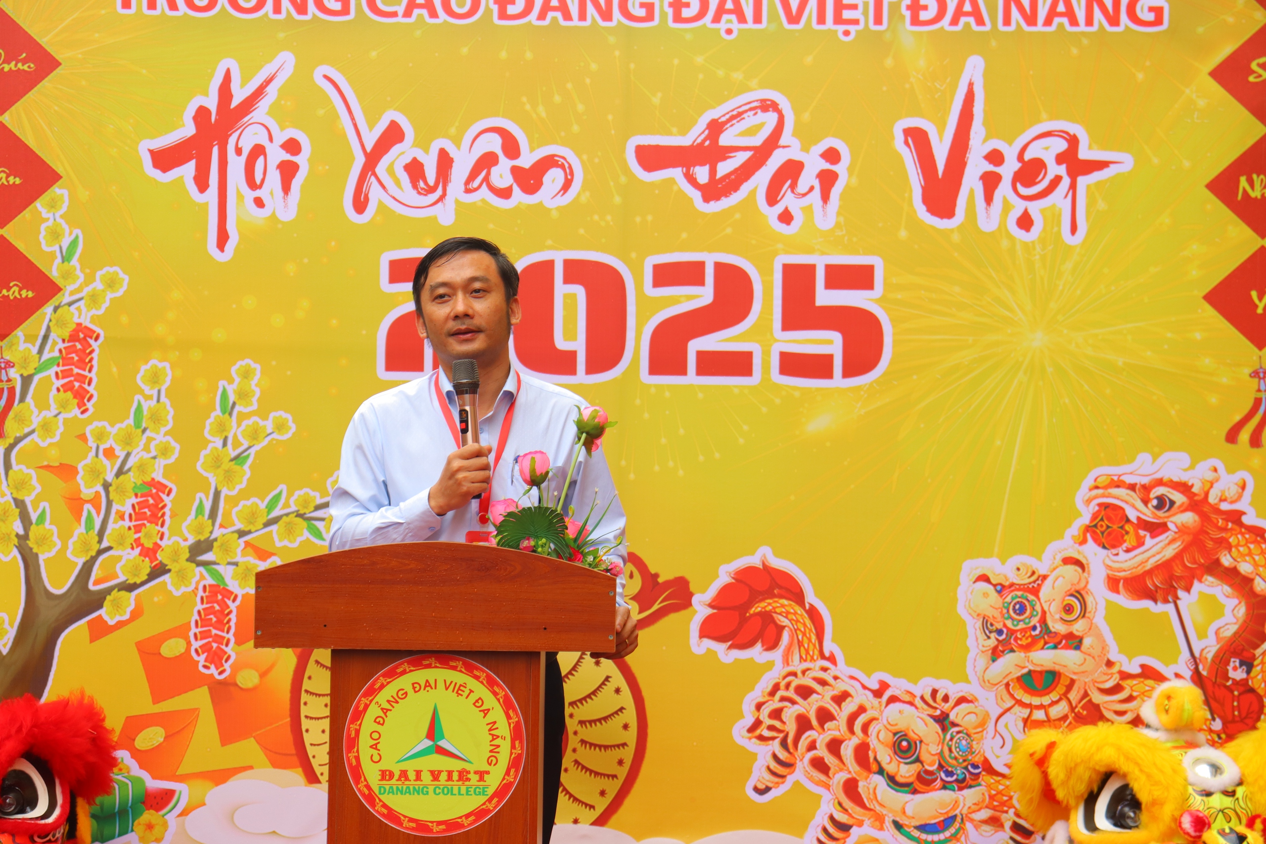 Kh&ocirc;ng kh&iacute; Tết xưa tại Hội xu&acirc;n Cao đẳng Đại Việt 2025- Ảnh 1.
