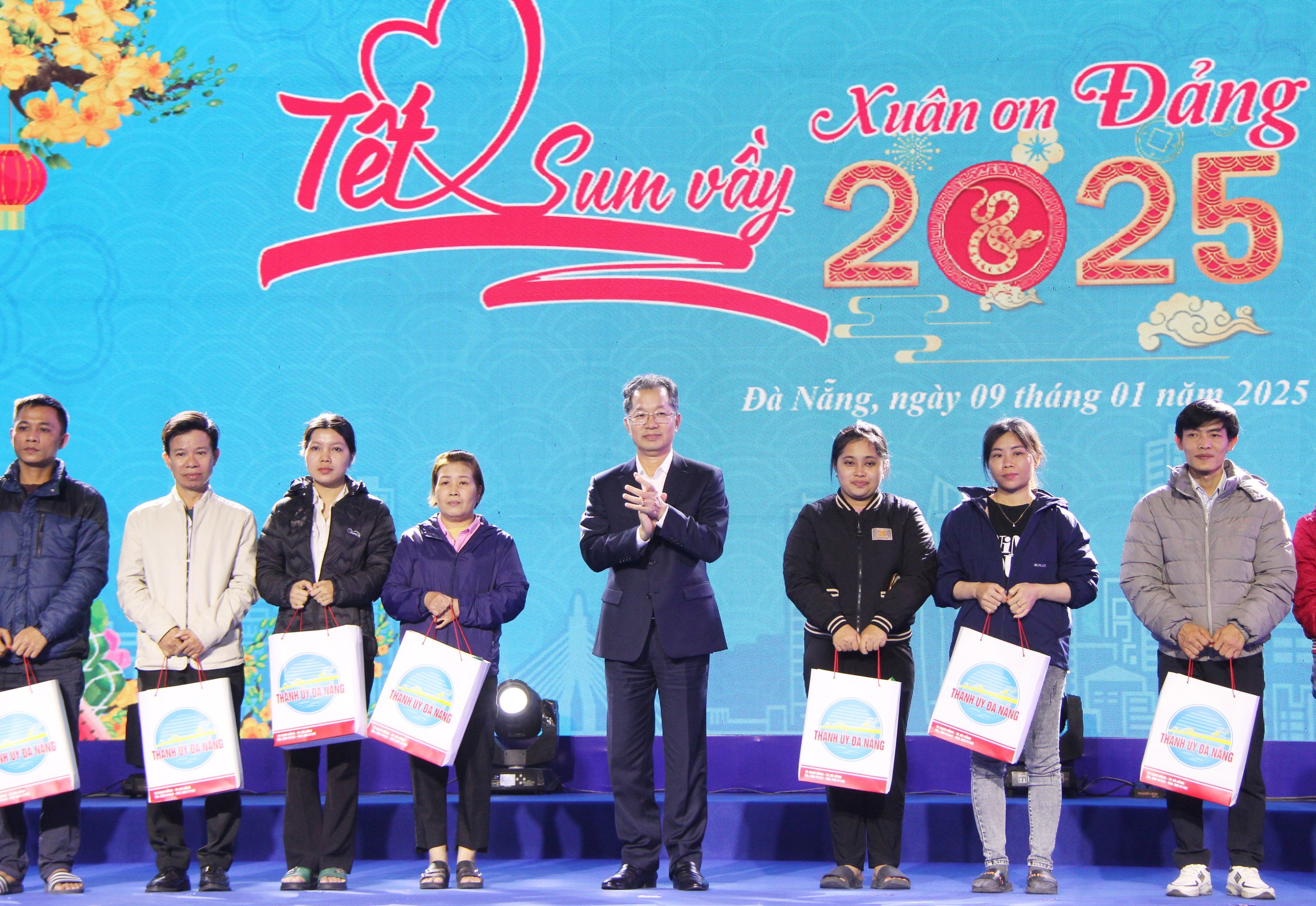 H&agrave;ng ngh&igrave;n c&ocirc;ng nh&acirc;n Đ&agrave; Nẵng mua sắm tại Chợ Tết C&ocirc;ng đo&agrave;n 2025- Ảnh 1.