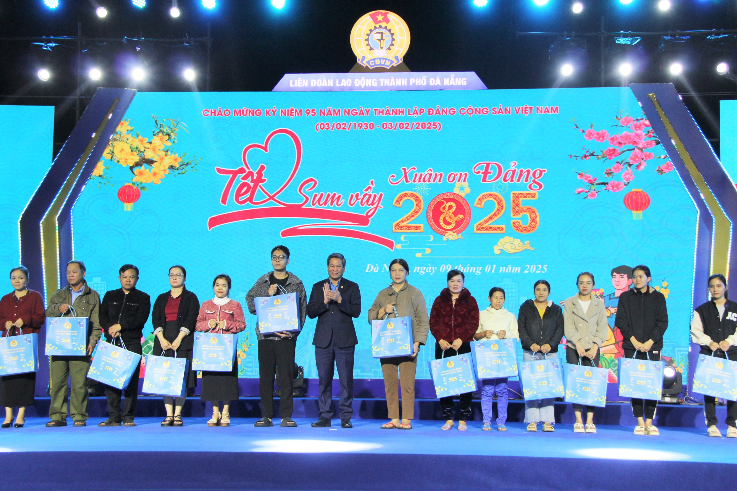 H&agrave;ng ngh&igrave;n c&ocirc;ng nh&acirc;n Đ&agrave; Nẵng mua sắm tại Chợ Tết C&ocirc;ng đo&agrave;n 2025- Ảnh 2.