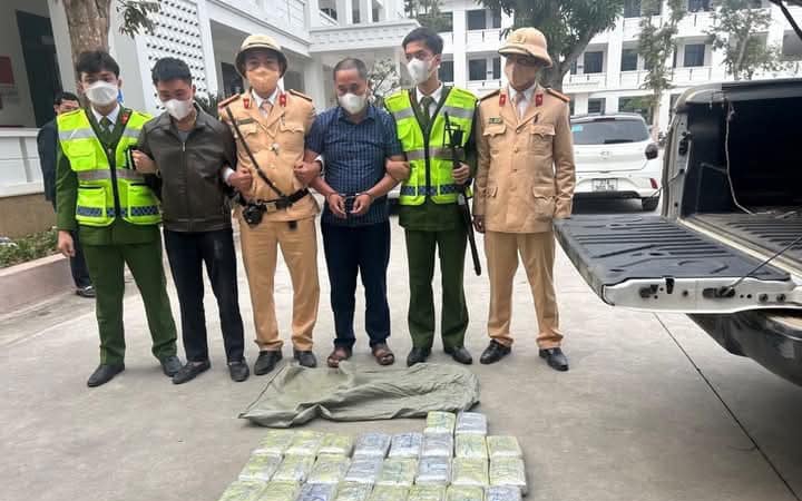 Cảnh s&aacute;t nổ s&uacute;ng bắt xe &ocirc;t&ocirc; chở ma t&uacute;y, tr&ecirc;n xe c&oacute; chủ tịch x&atilde;