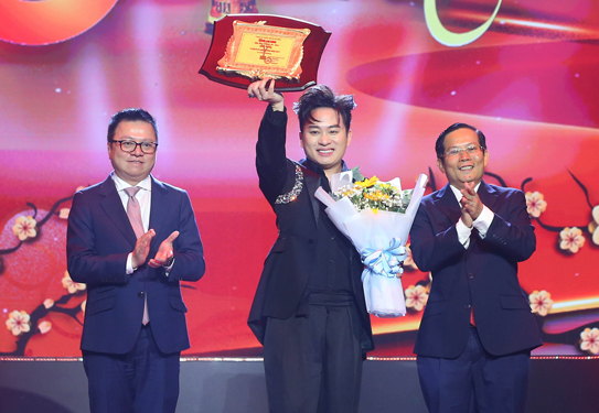Ca sĩ T&ugrave;ng Dương nhận giải thưởng &ldquo;Nghệ sĩ v&igrave; cộng đồng năm 2024&rdquo; Ảnh: HO&Agrave;NG TRIỀU