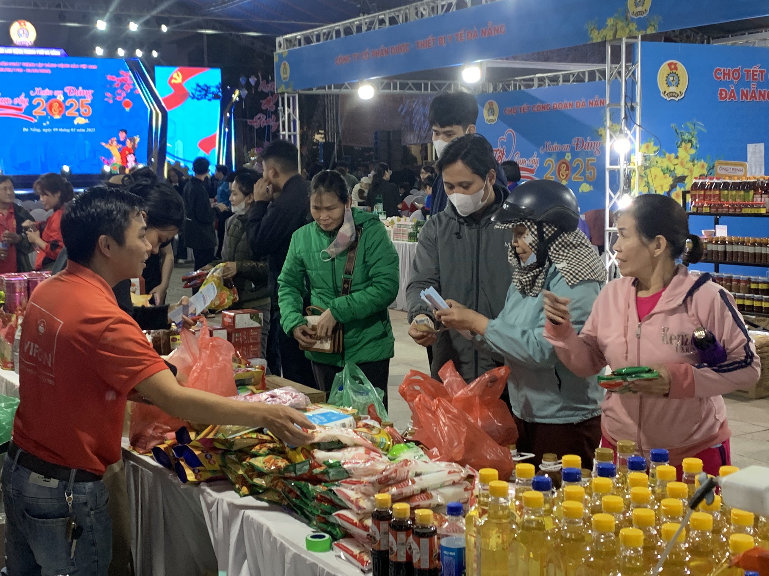 H&agrave;ng ngh&igrave;n c&ocirc;ng nh&acirc;n Đ&agrave; Nẵng mua sắm tại Chợ Tết C&ocirc;ng đo&agrave;n 2025- Ảnh 6.