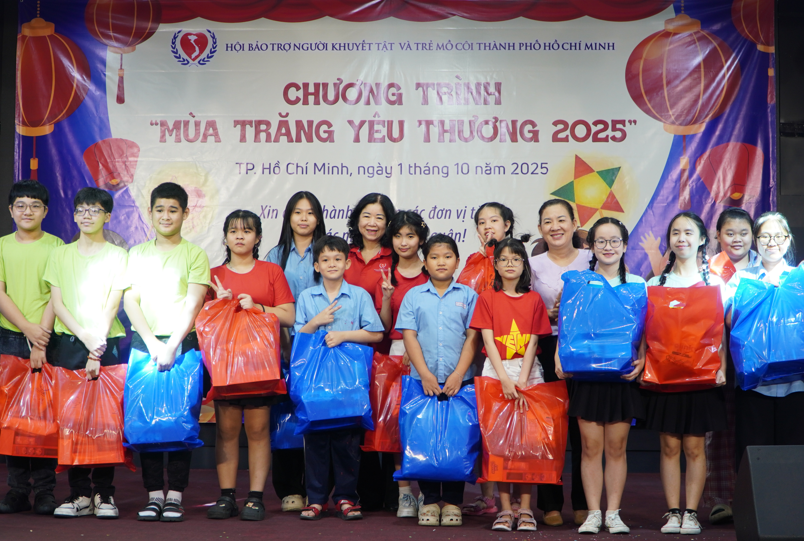 Trung thu ấm &aacute;p của hơn 200 trẻ em k&eacute;m may mắn tại TP HCM - Ảnh 1.