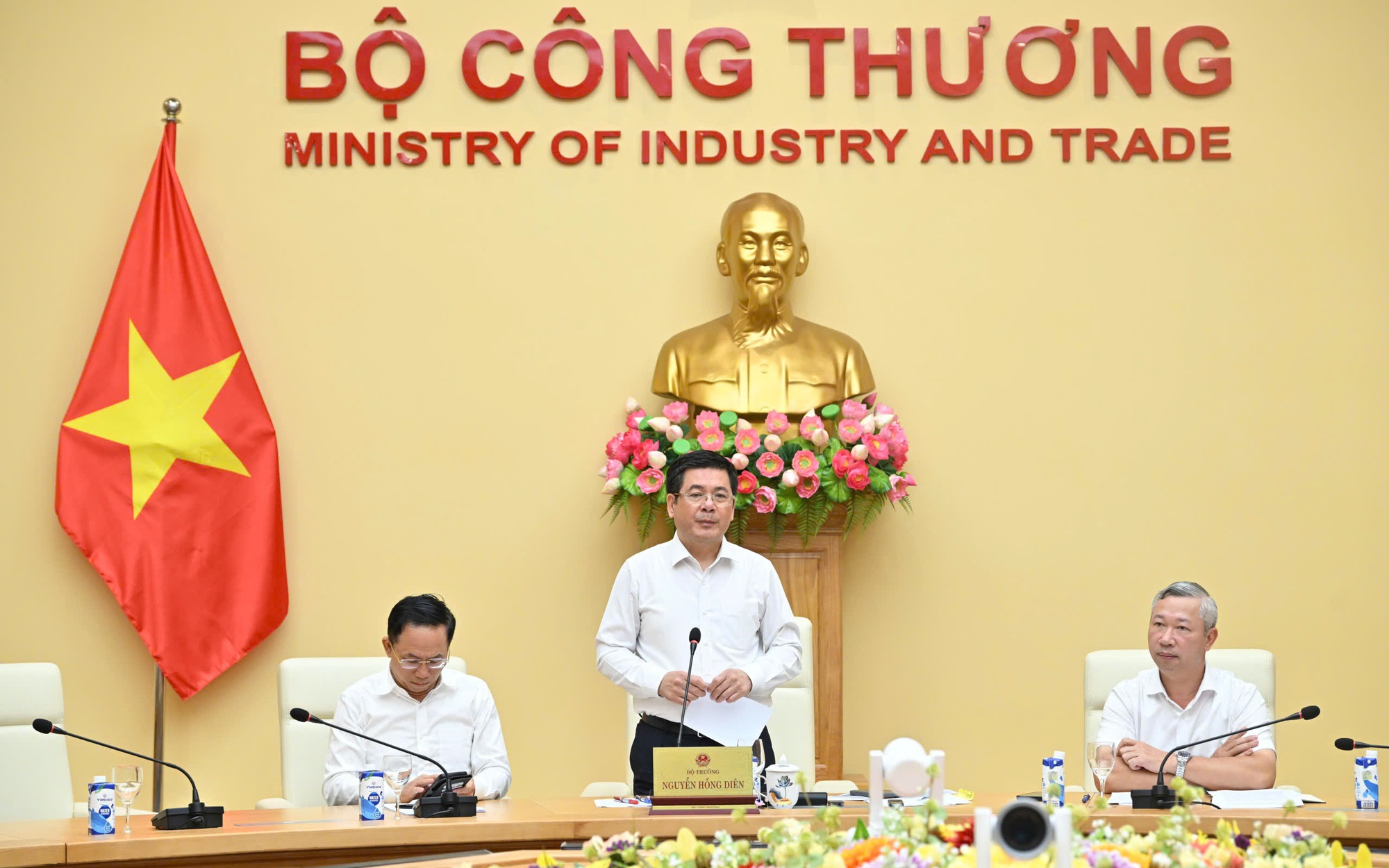 Người tiêu dùng chưa có quyền lựa chọn đơn vị bán điện