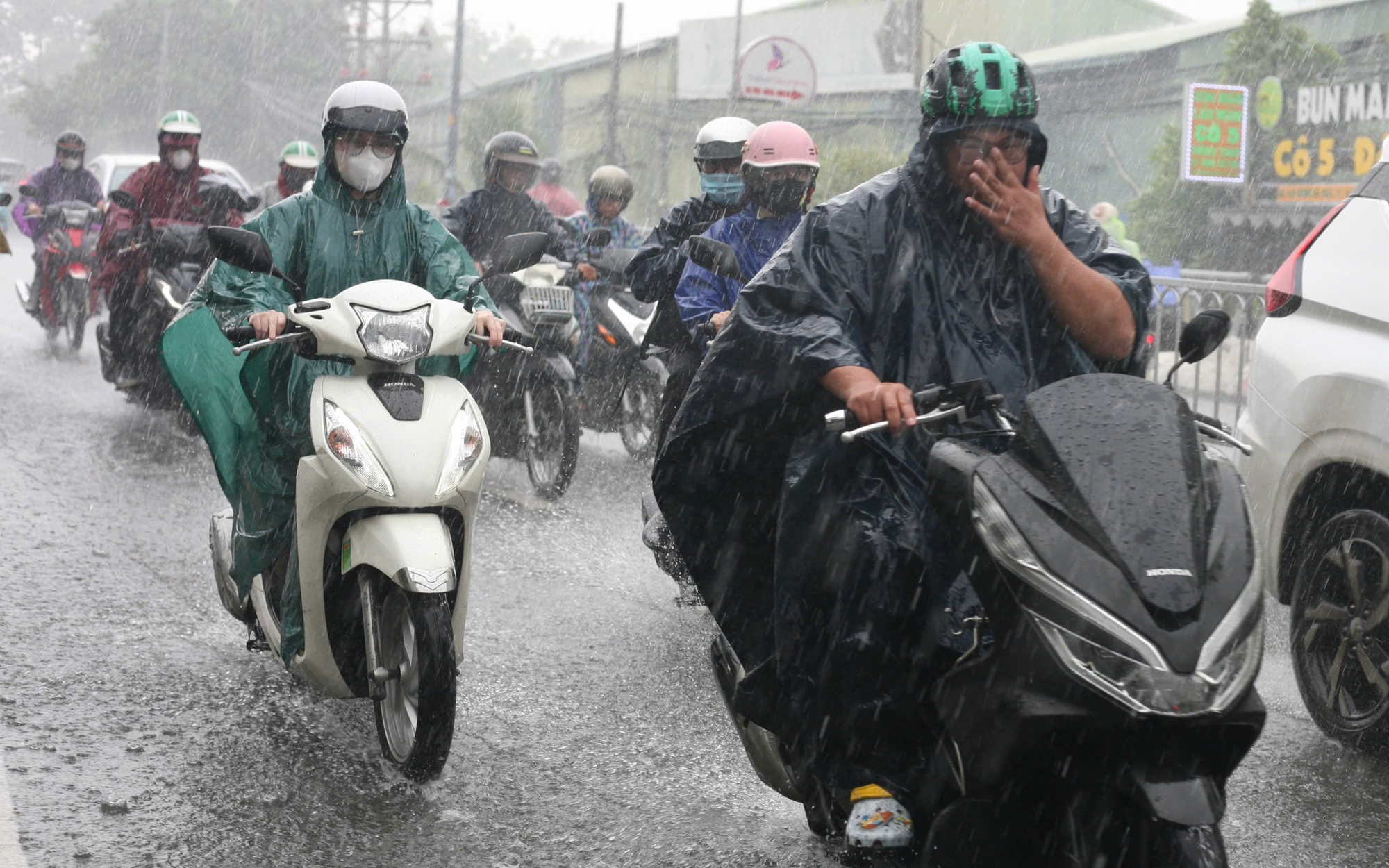TP HCM bất ngờ mưa lớn, sấm chớp ầm ầm