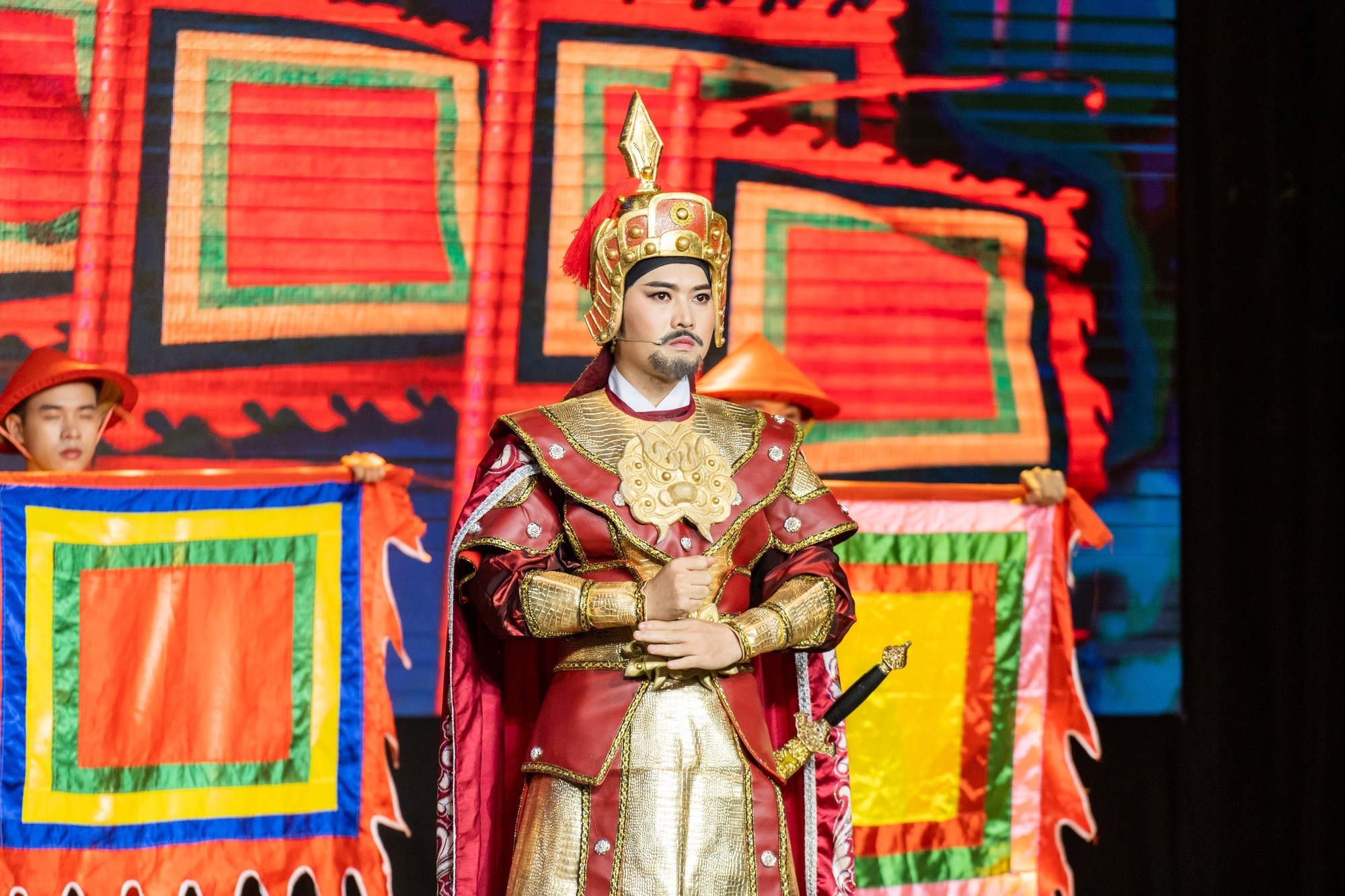 Nguyễn Tấn Đạt tỏa s&aacute;ng sau chiến thắng Giải Hội đồng b&aacute;o ch&iacute; "Chu&ocirc;ng v&agrave;ng vọng cổ"- Ảnh 1.