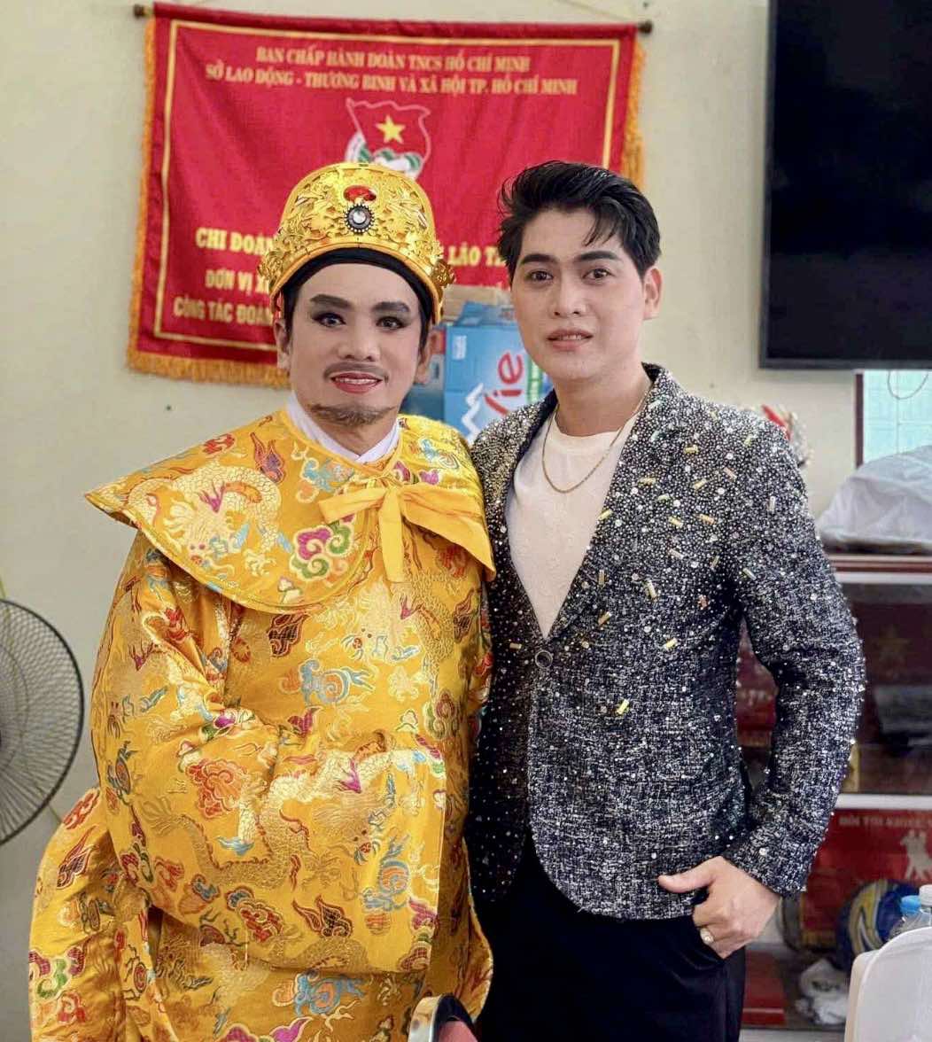 Nguyễn Tấn Đạt tỏa s&aacute;ng sau chiến thắng Giải Hội đồng b&aacute;o ch&iacute; "Chu&ocirc;ng v&agrave;ng vọng cổ"- Ảnh 3.