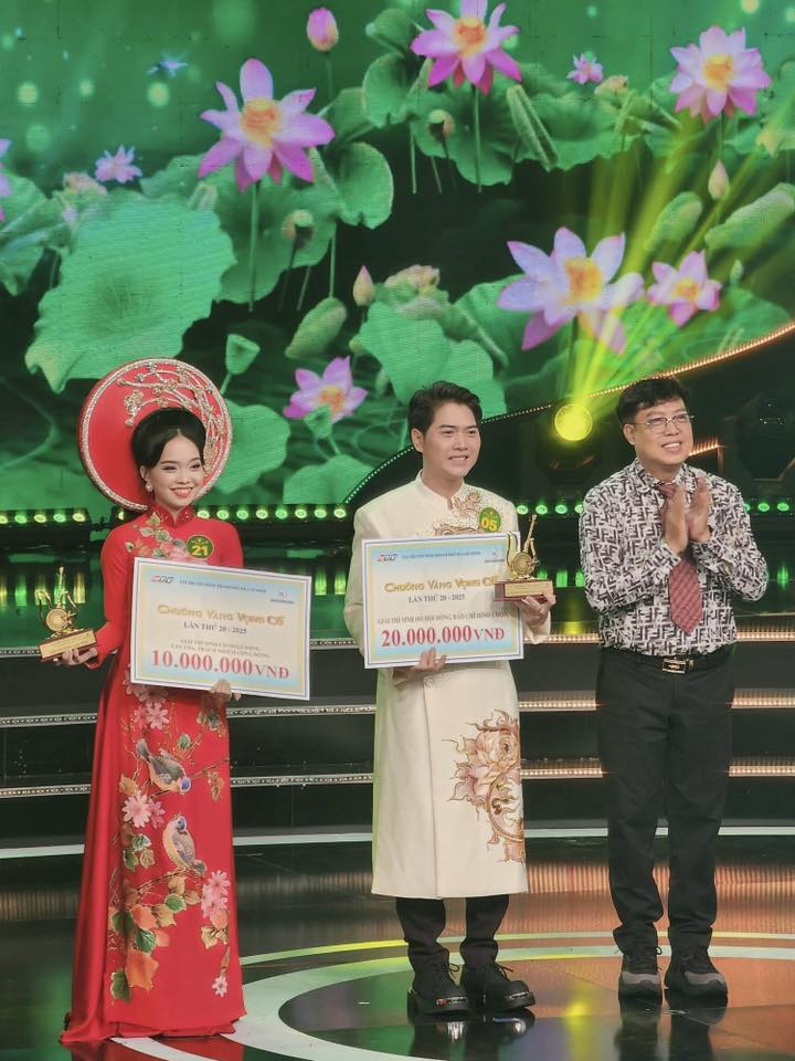 Nguyễn Tấn Đạt tỏa s&aacute;ng sau chiến thắng Giải Hội đồng b&aacute;o ch&iacute; "Chu&ocirc;ng v&agrave;ng vọng cổ"- Ảnh 2.